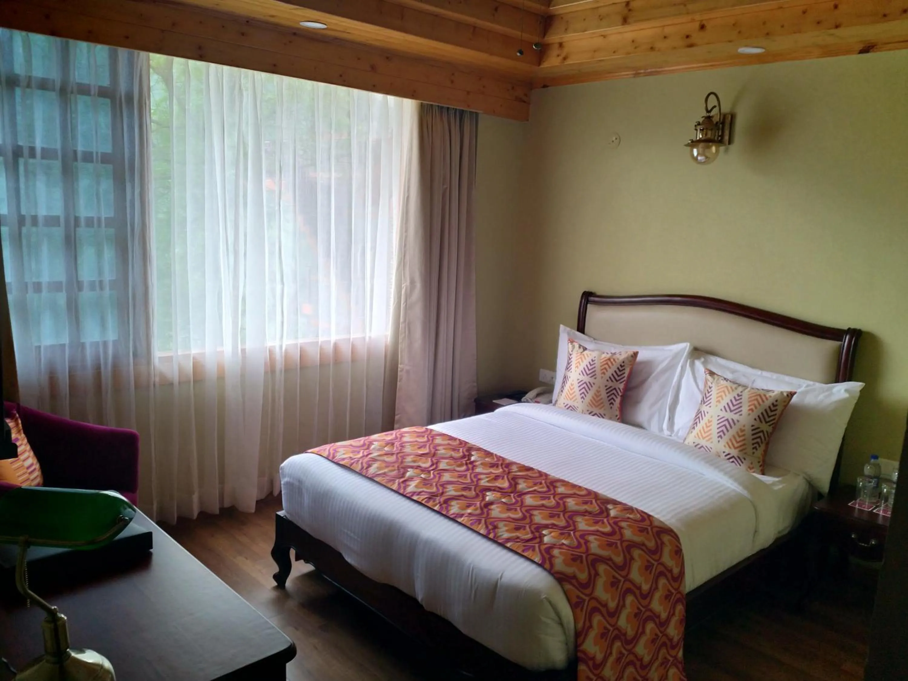 Bedroom, Bed in Regenta Inn by Riverside Manali