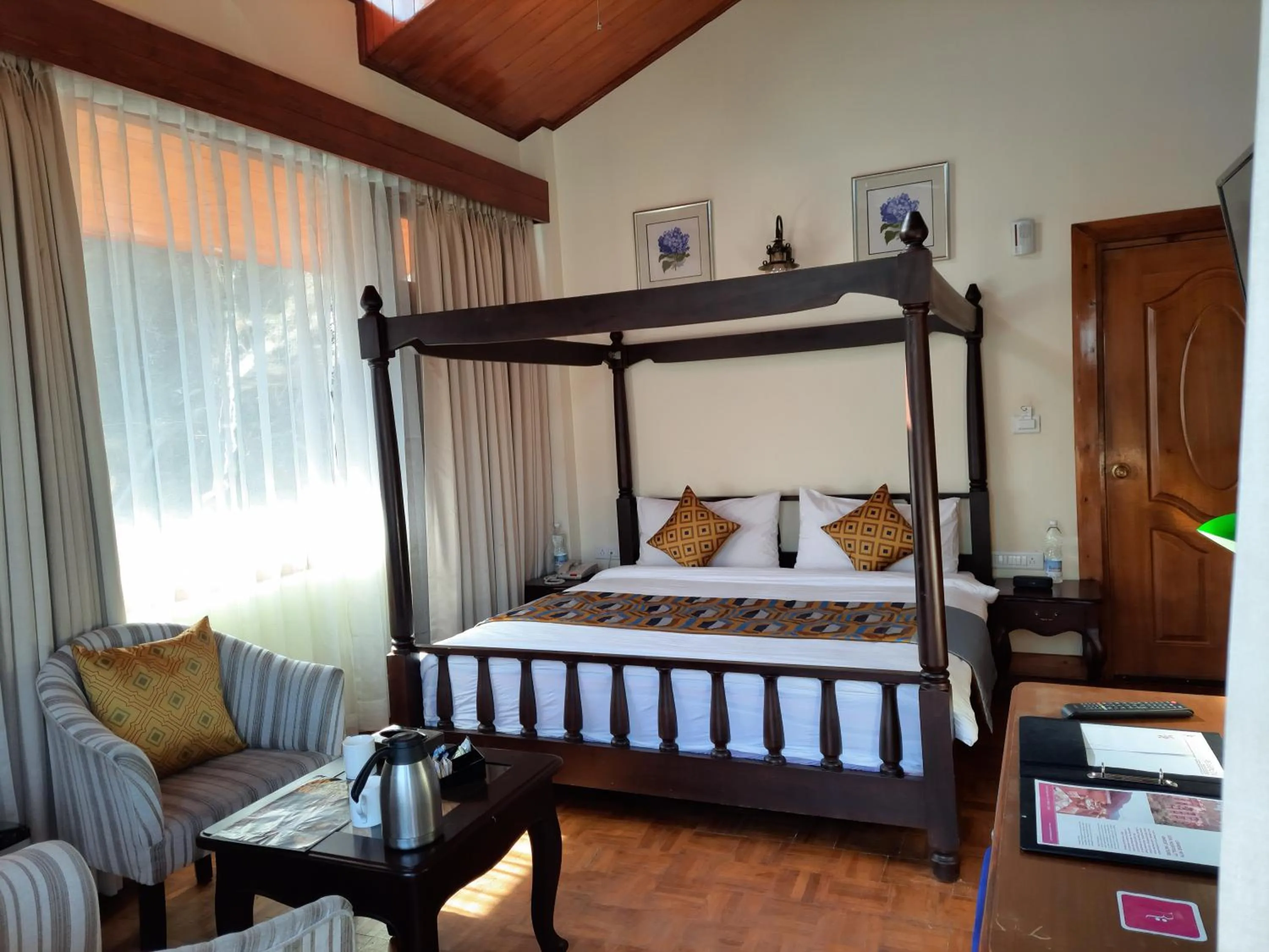 Bedroom, Bed in Regenta Inn by Riverside Manali