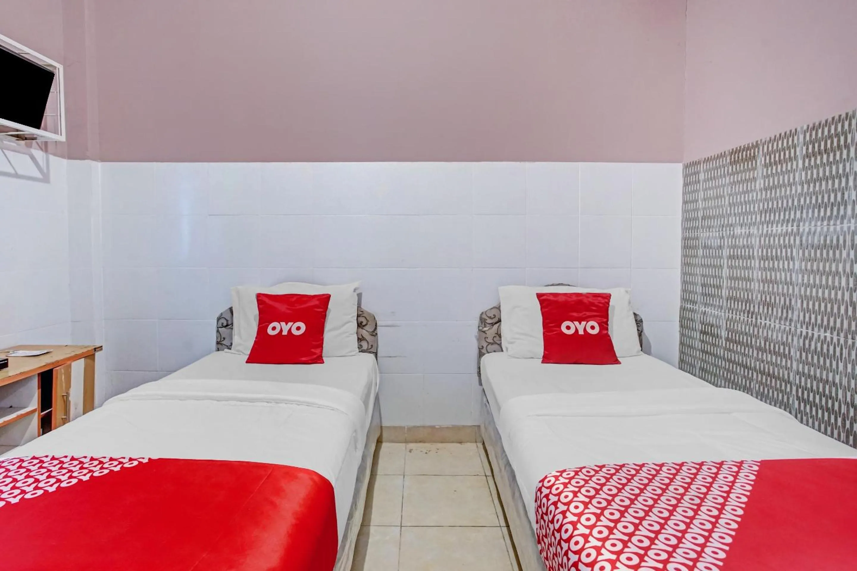 Bedroom, Bed in Hotel O Enggal Near Gor Saburai Formerly Hotel Pelangi