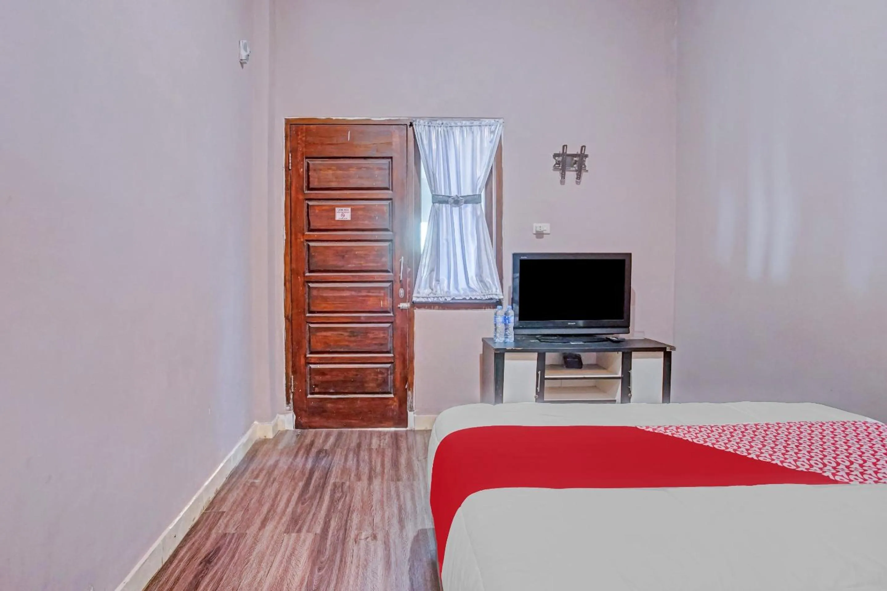 Bedroom, Bed in Hotel O Enggal Near Gor Saburai Formerly Hotel Pelangi