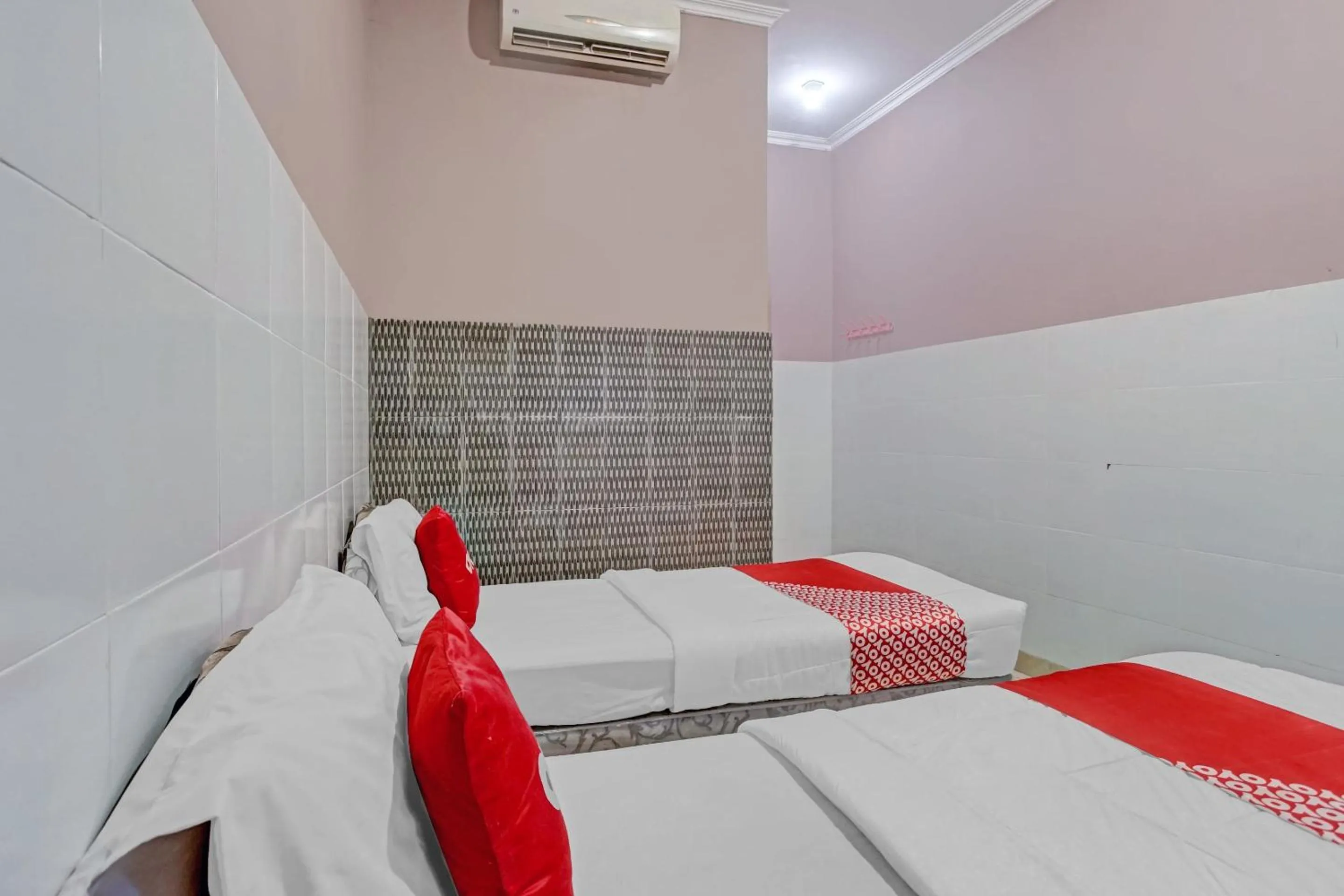 Bedroom, Bed in Hotel O Enggal Near Gor Saburai Formerly Hotel Pelangi