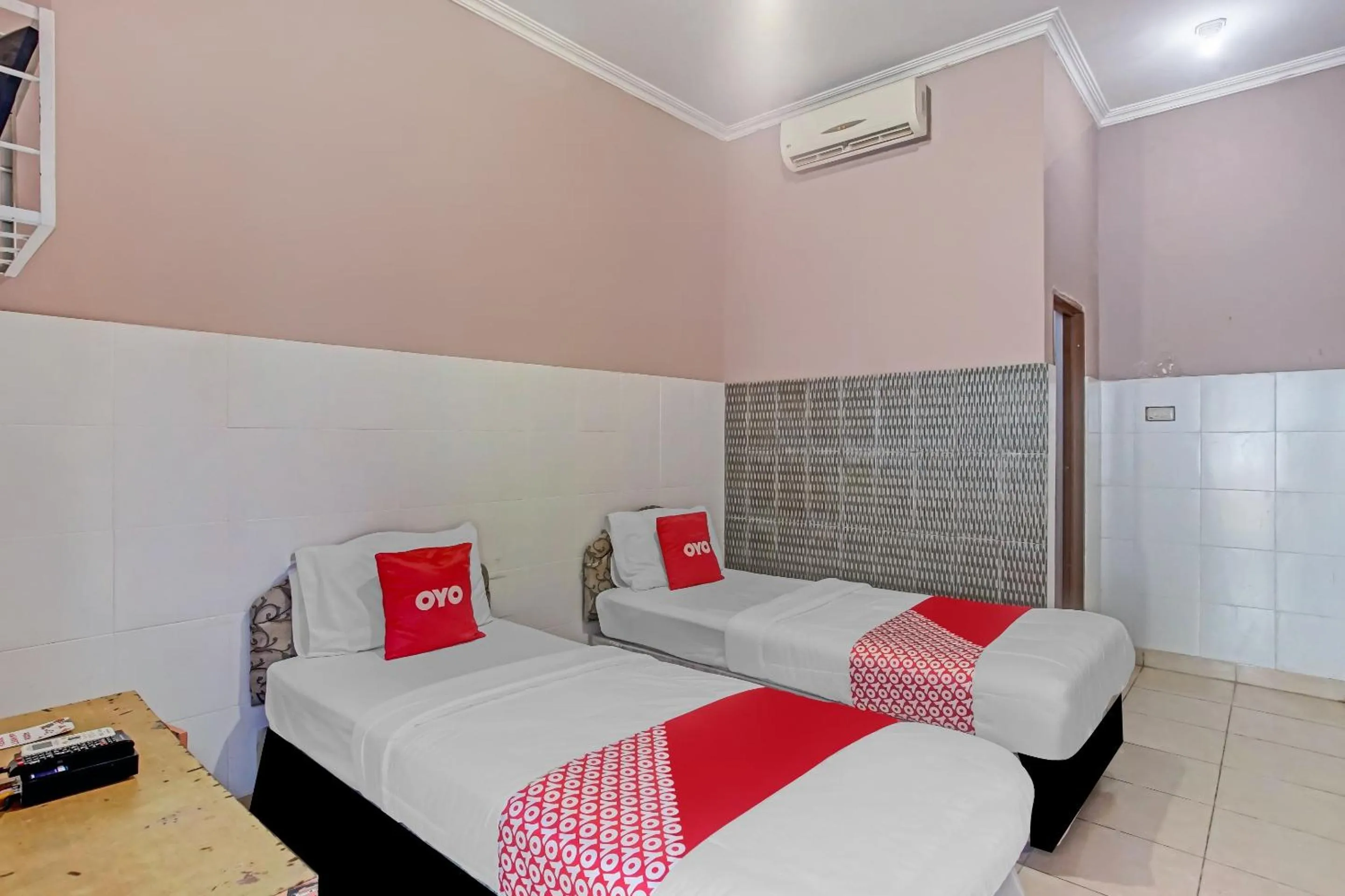 Bedroom, Bed in Hotel O Enggal Near Gor Saburai Formerly Hotel Pelangi