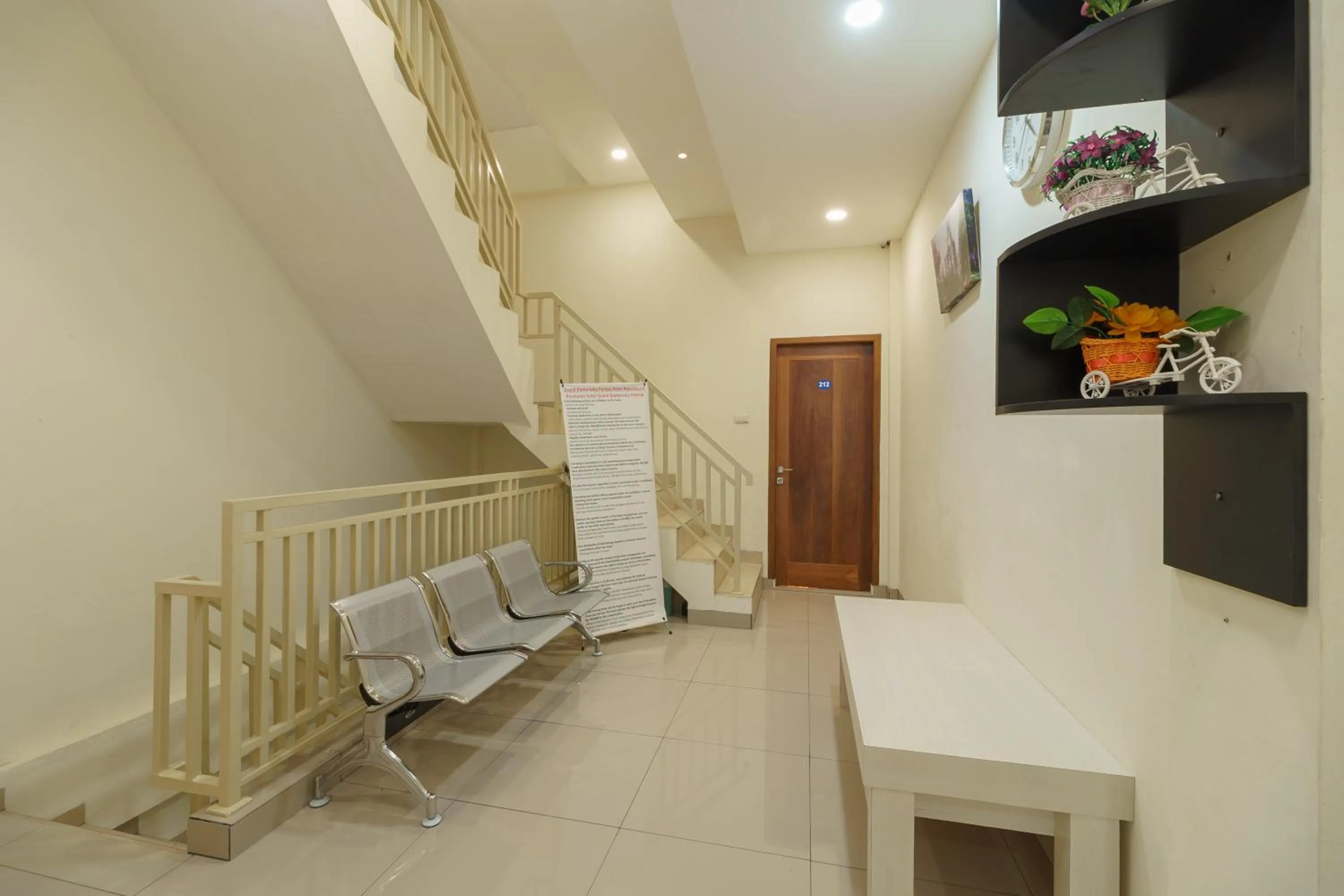 Seating Area in RedDoorz Syariah near Universitas Serambi Mekkah