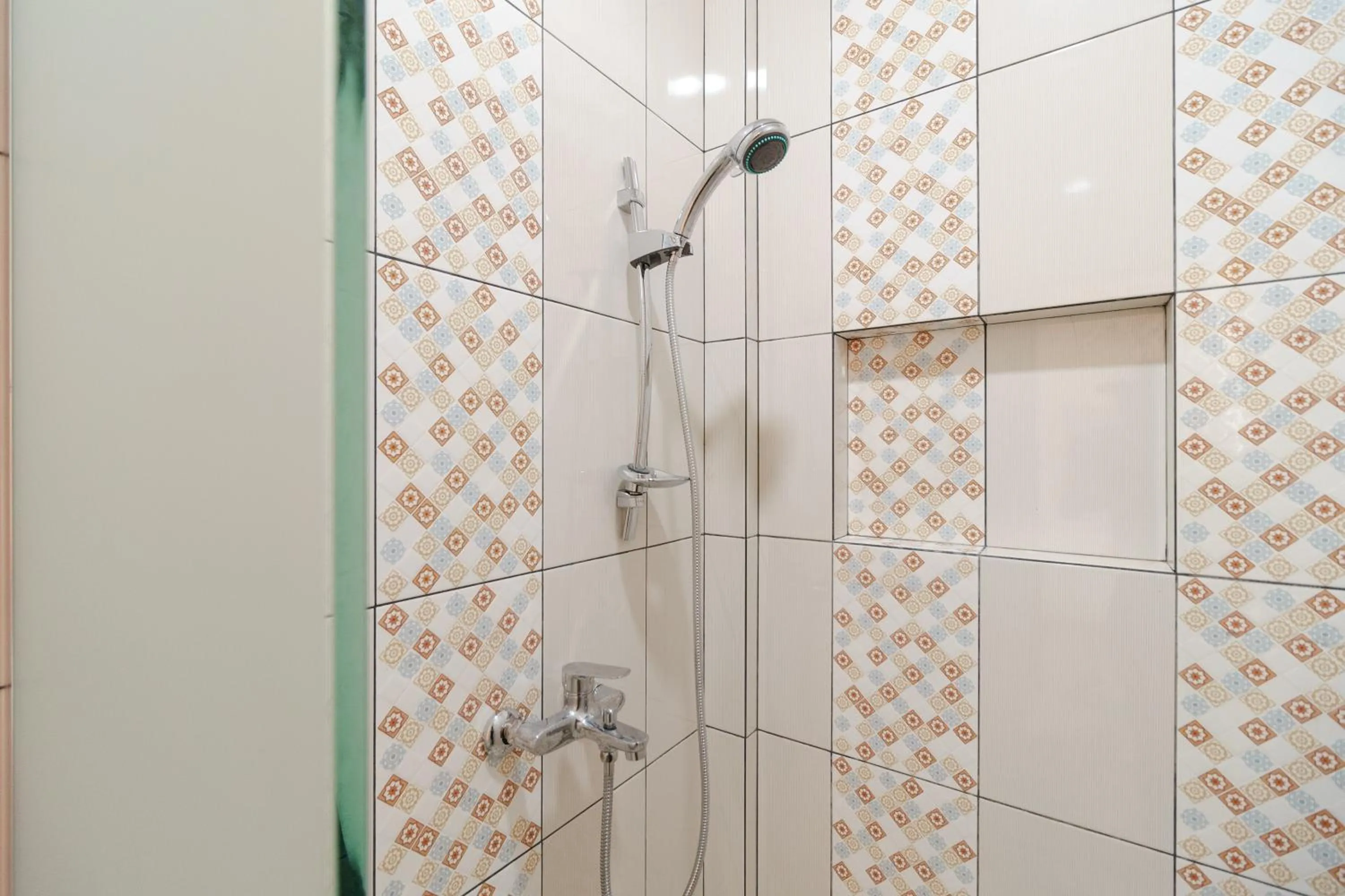 Bathroom in RedDoorz Syariah near Universitas Serambi Mekkah