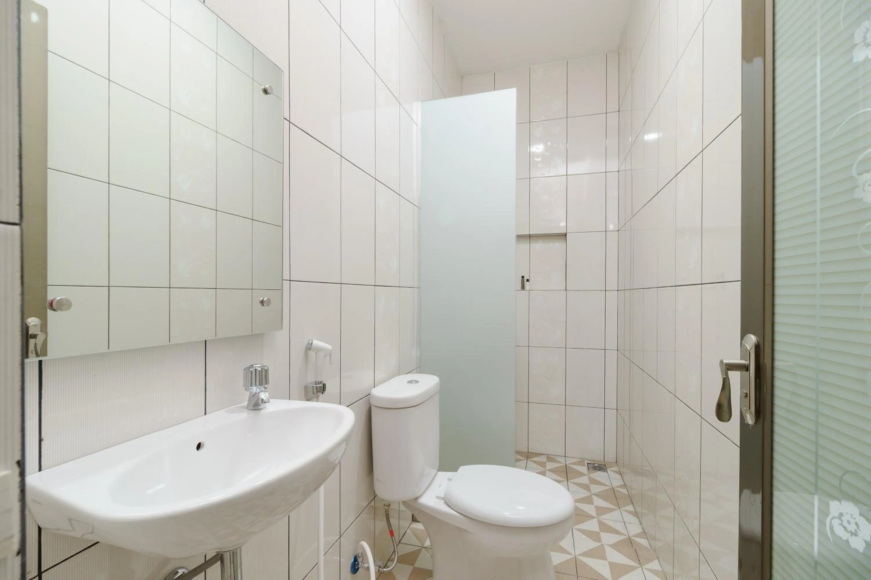 Bathroom in RedDoorz Syariah near Universitas Serambi Mekkah