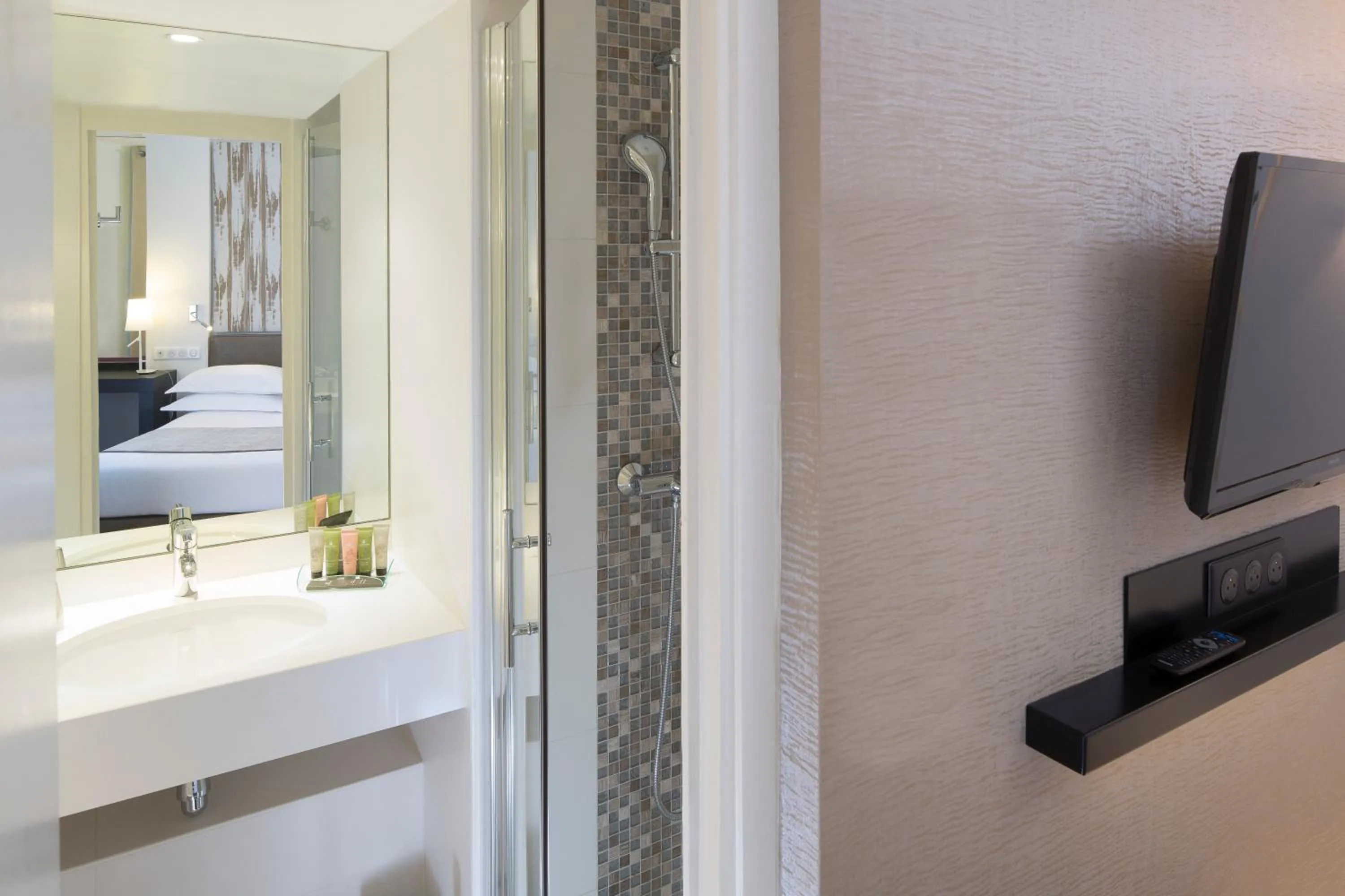 Photo of the whole room, Bed in Garden-Elysée