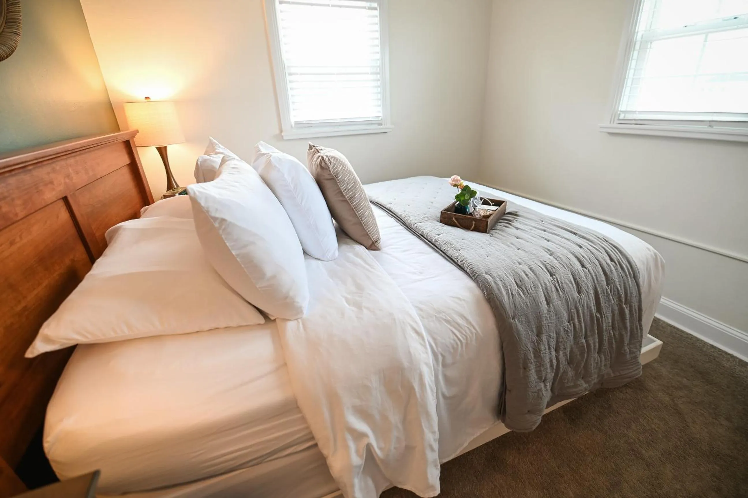 Bathroom, Bed in The Lakehouse Inn Geneva