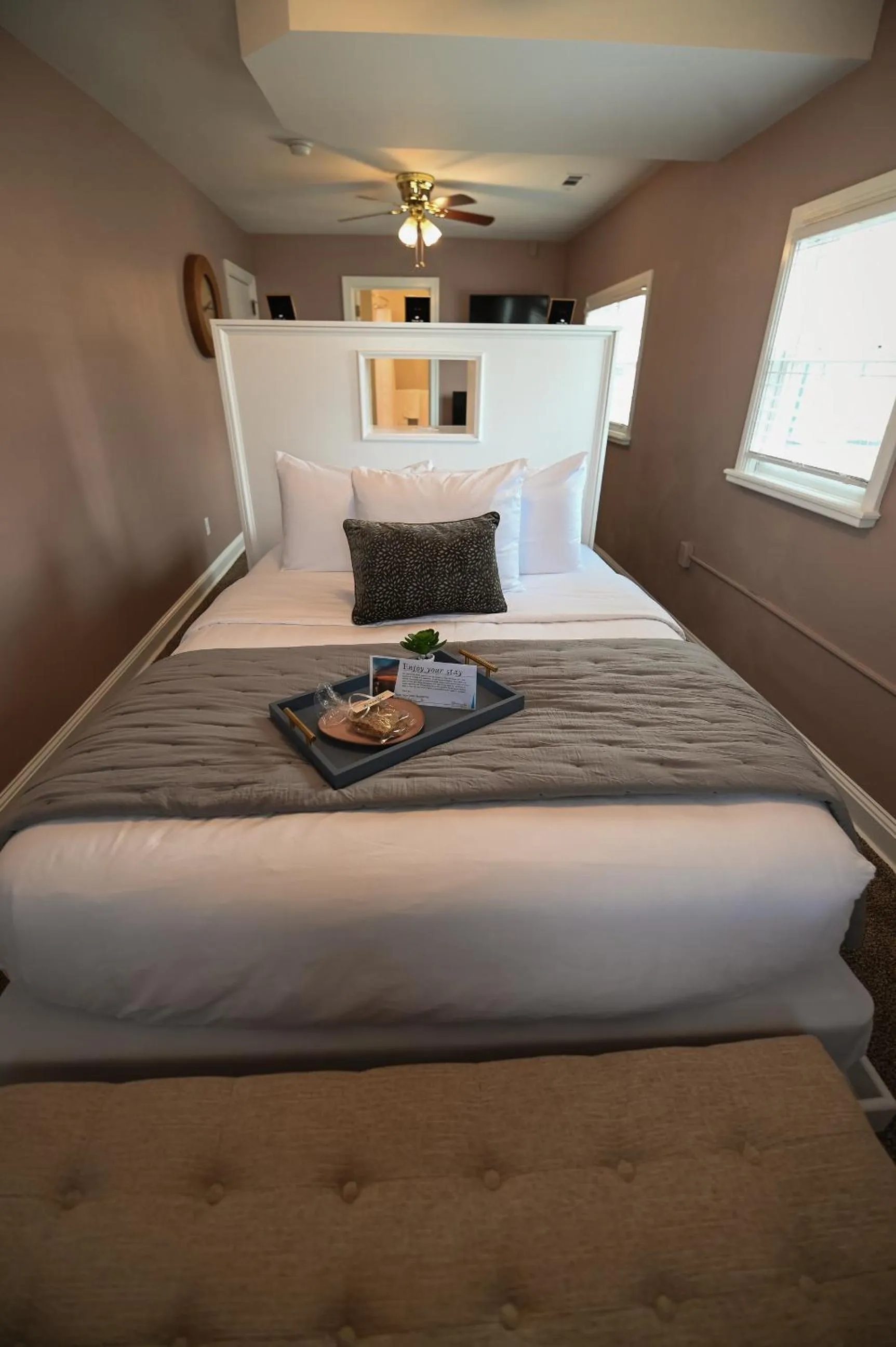 Bedroom, Bed in The Lakehouse Inn Geneva