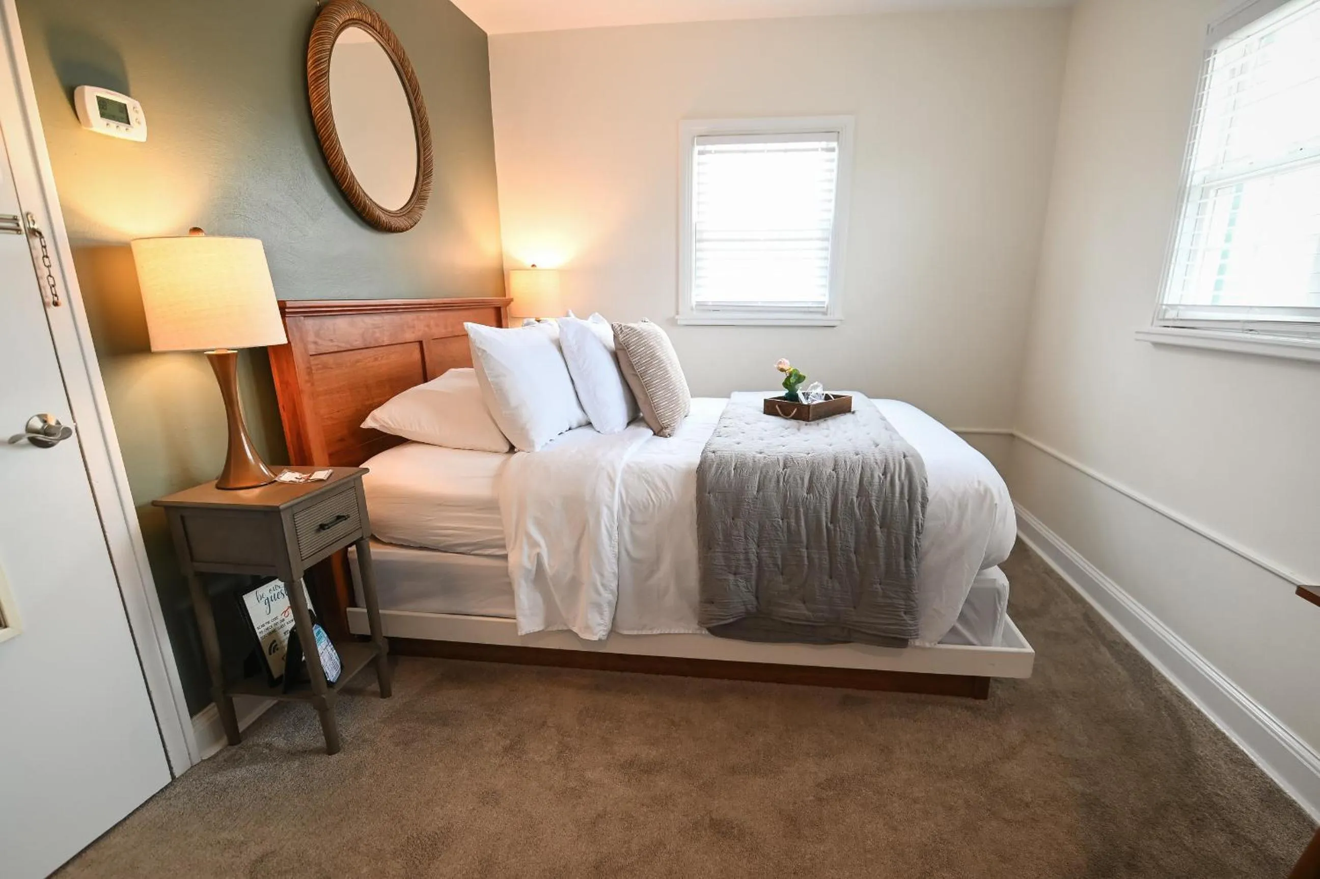 Bedroom, Bed in The Lakehouse Inn Geneva