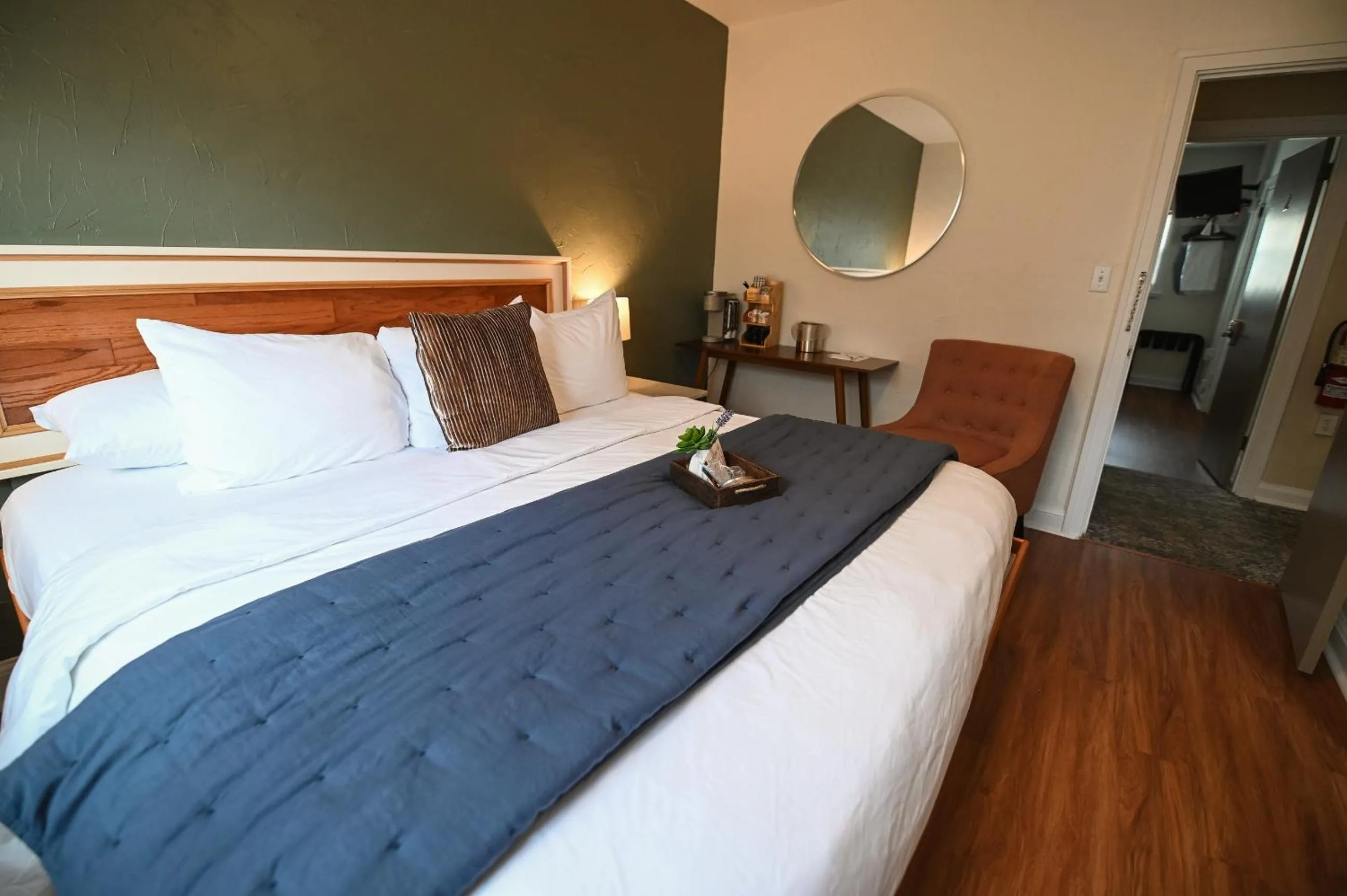 Bedroom, Bed in The Lakehouse Inn Geneva