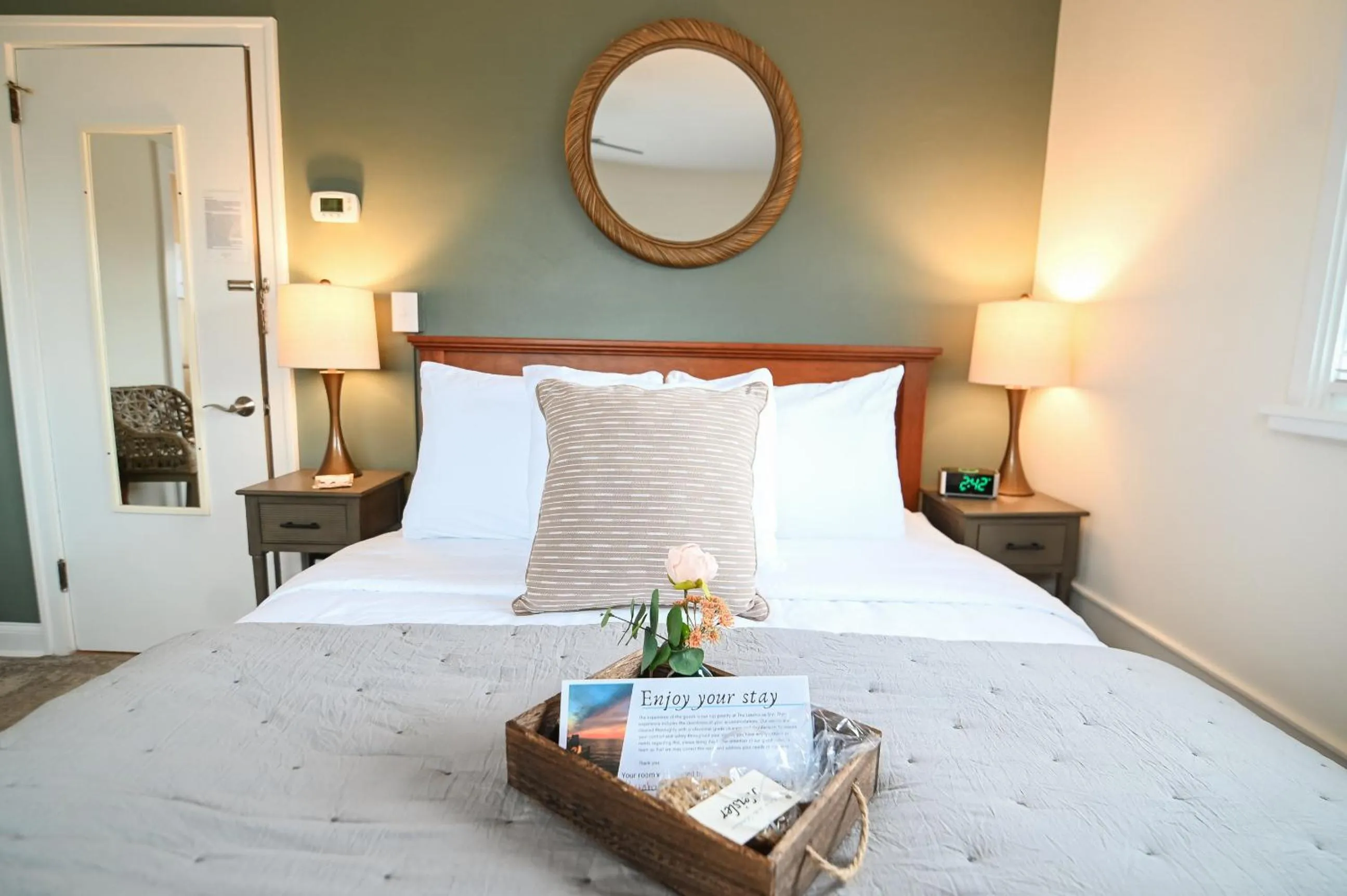 Bathroom, Bed in The Lakehouse Inn Geneva