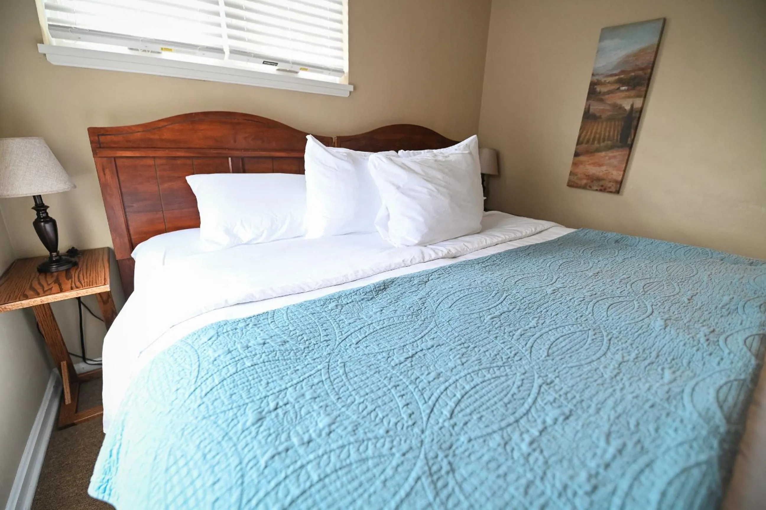 Bed in The Lakehouse Inn Geneva