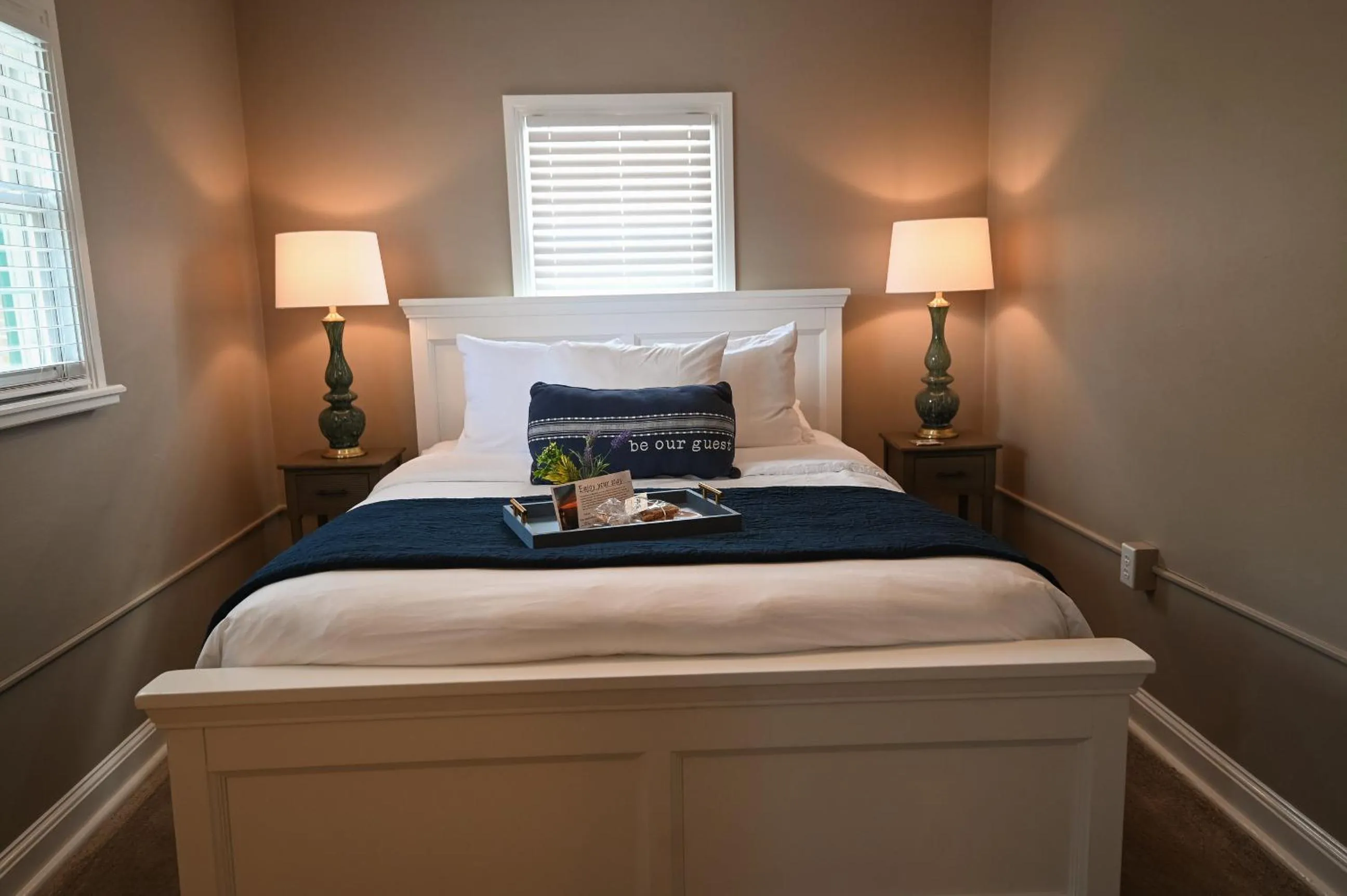 Bedroom, Bed in The Lakehouse Inn Geneva