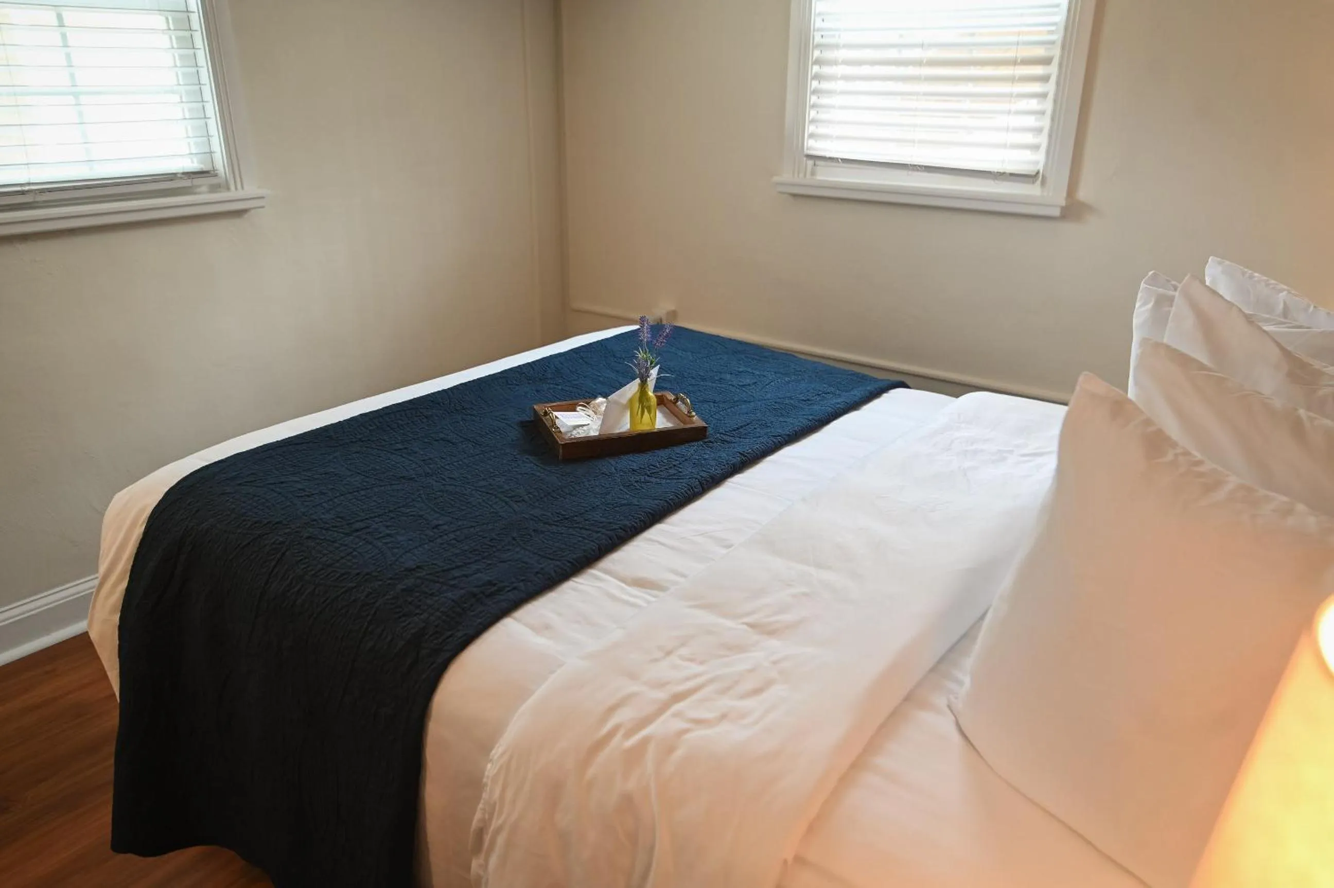 Bed in The Lakehouse Inn Geneva