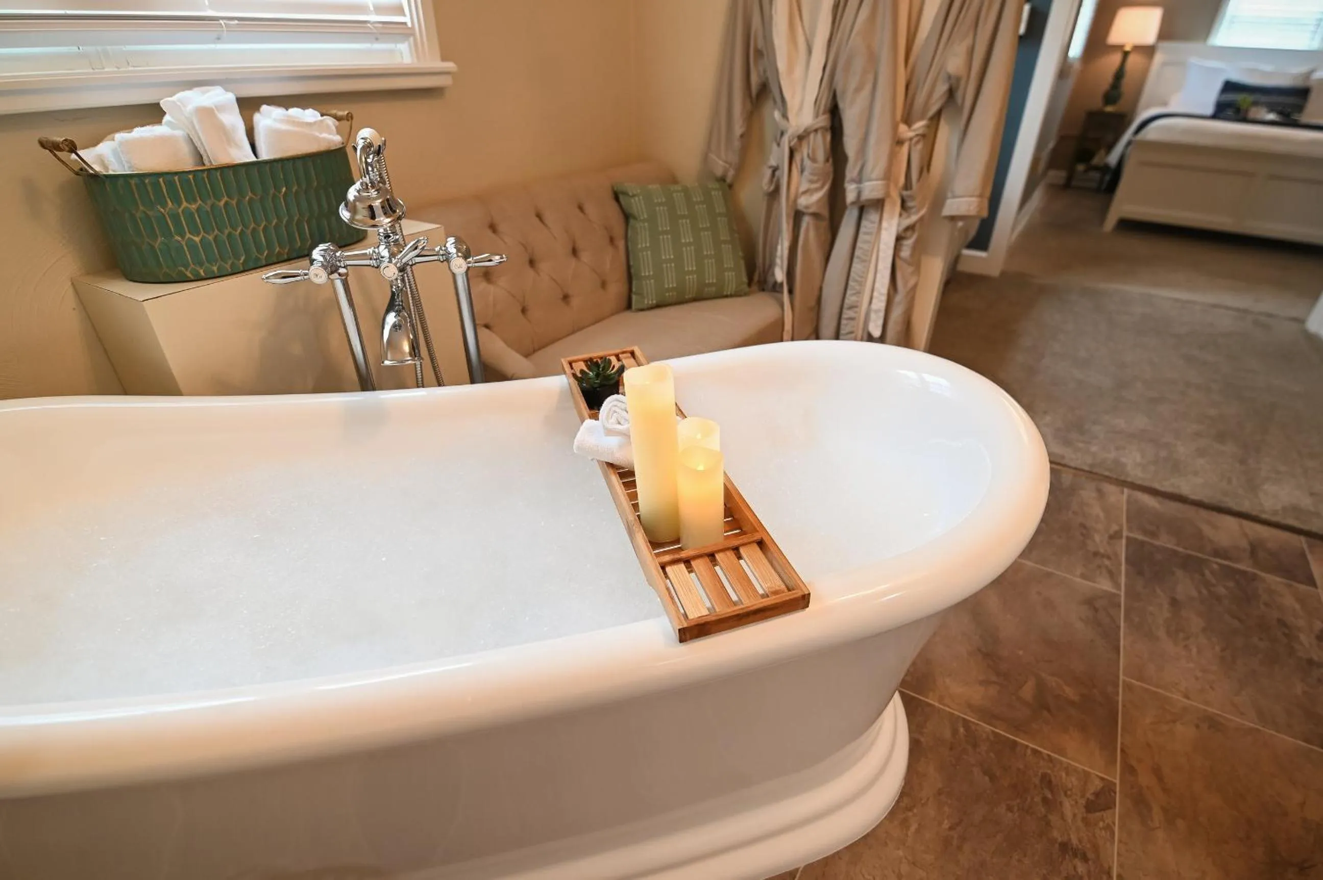 Bath in The Lakehouse Inn Geneva