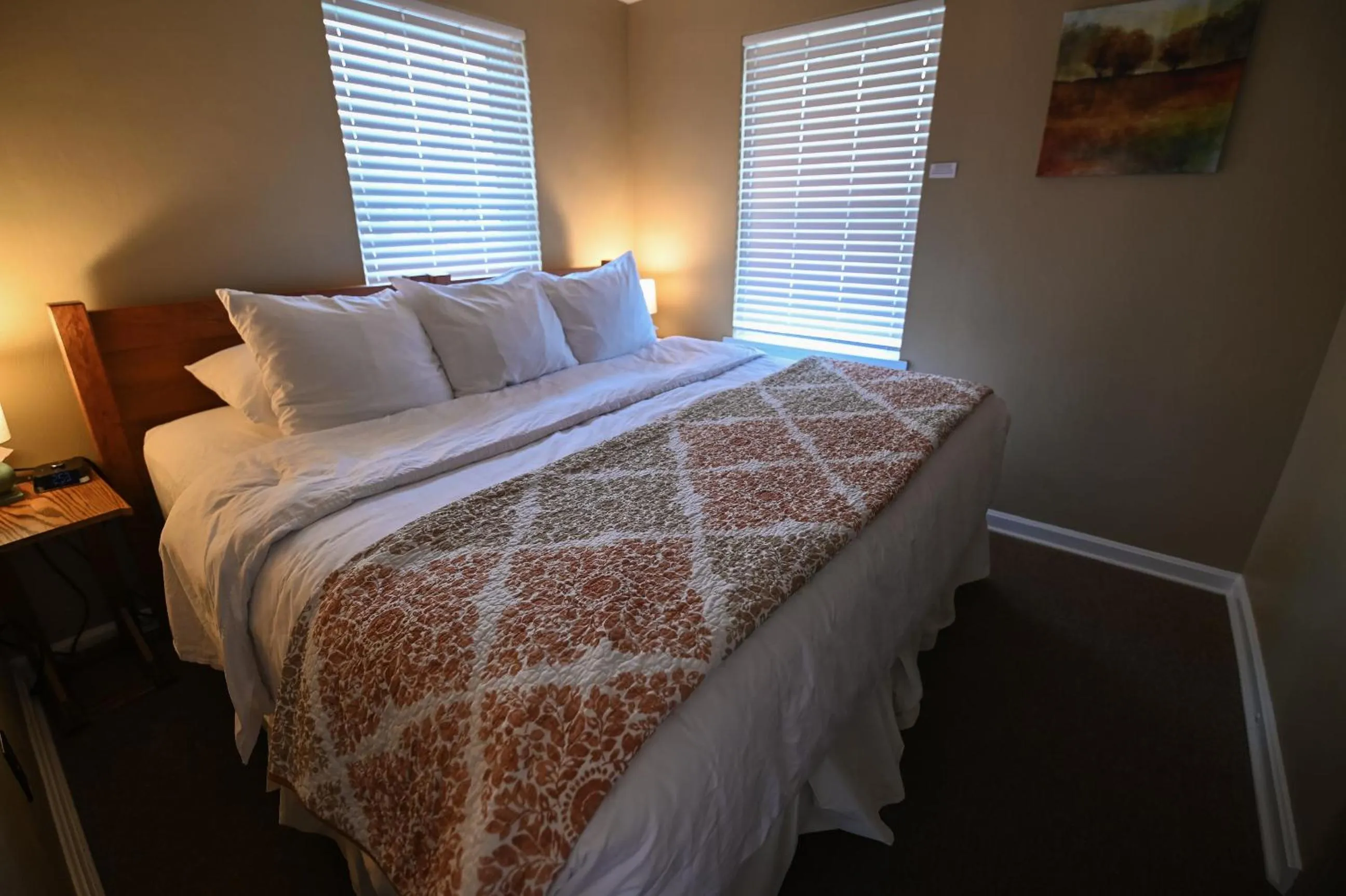 Bed in The Lakehouse Inn Geneva