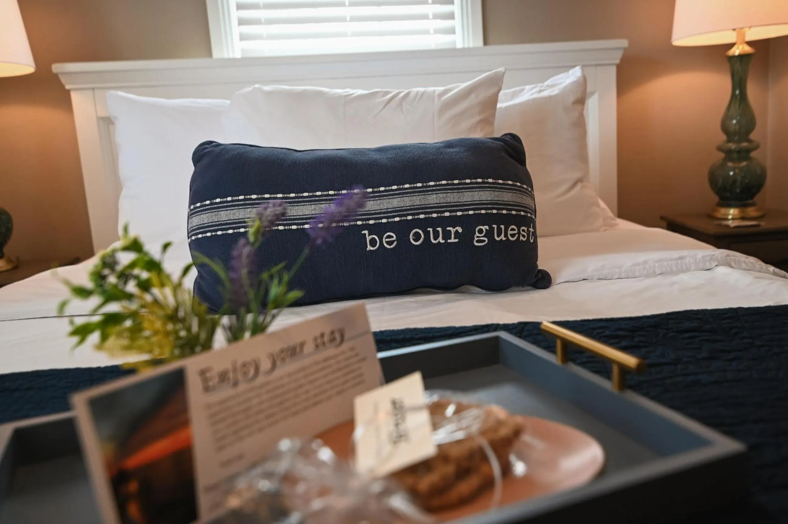 Bed in The Lakehouse Inn Geneva