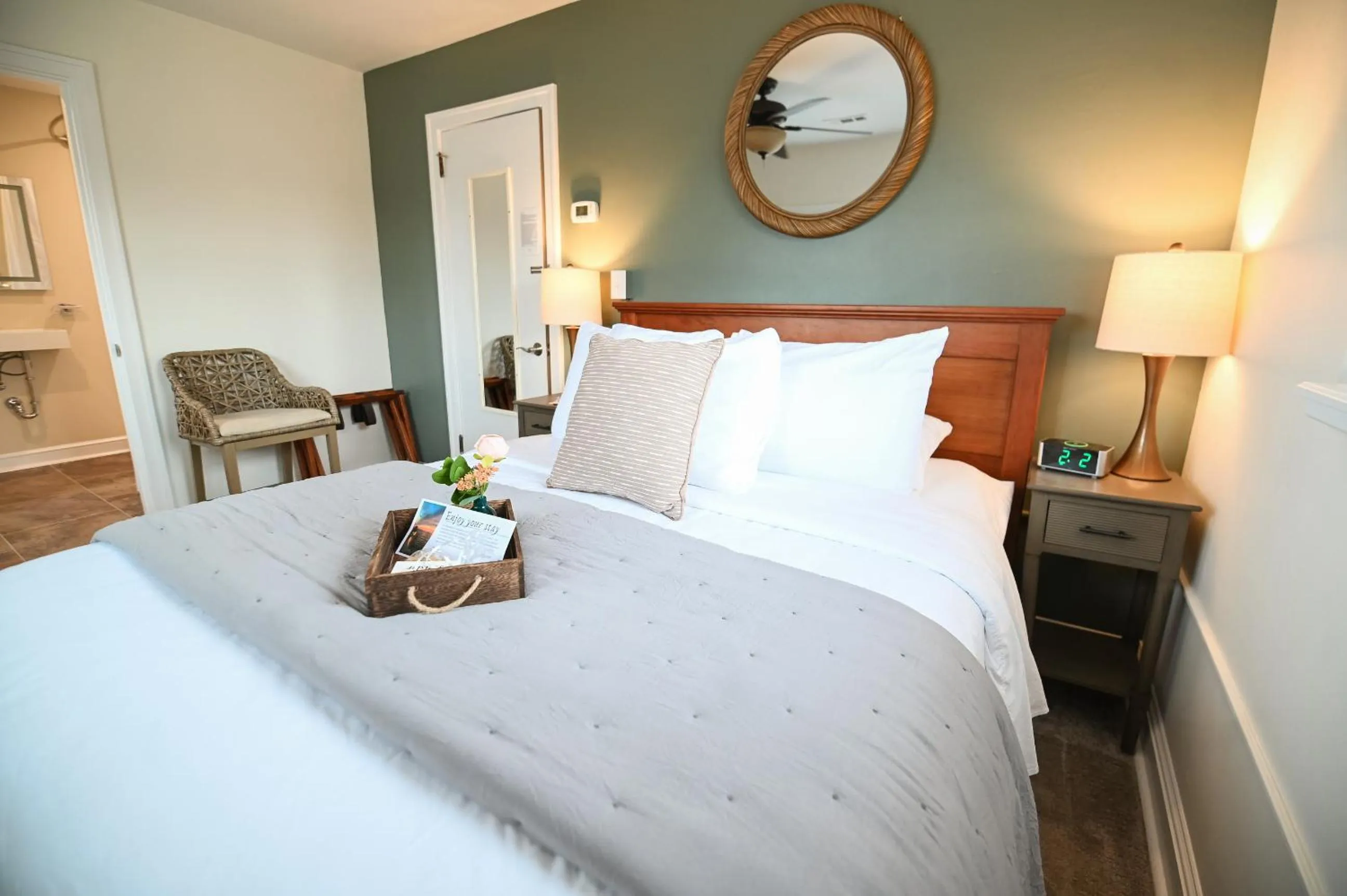 Bed in The Lakehouse Inn Geneva