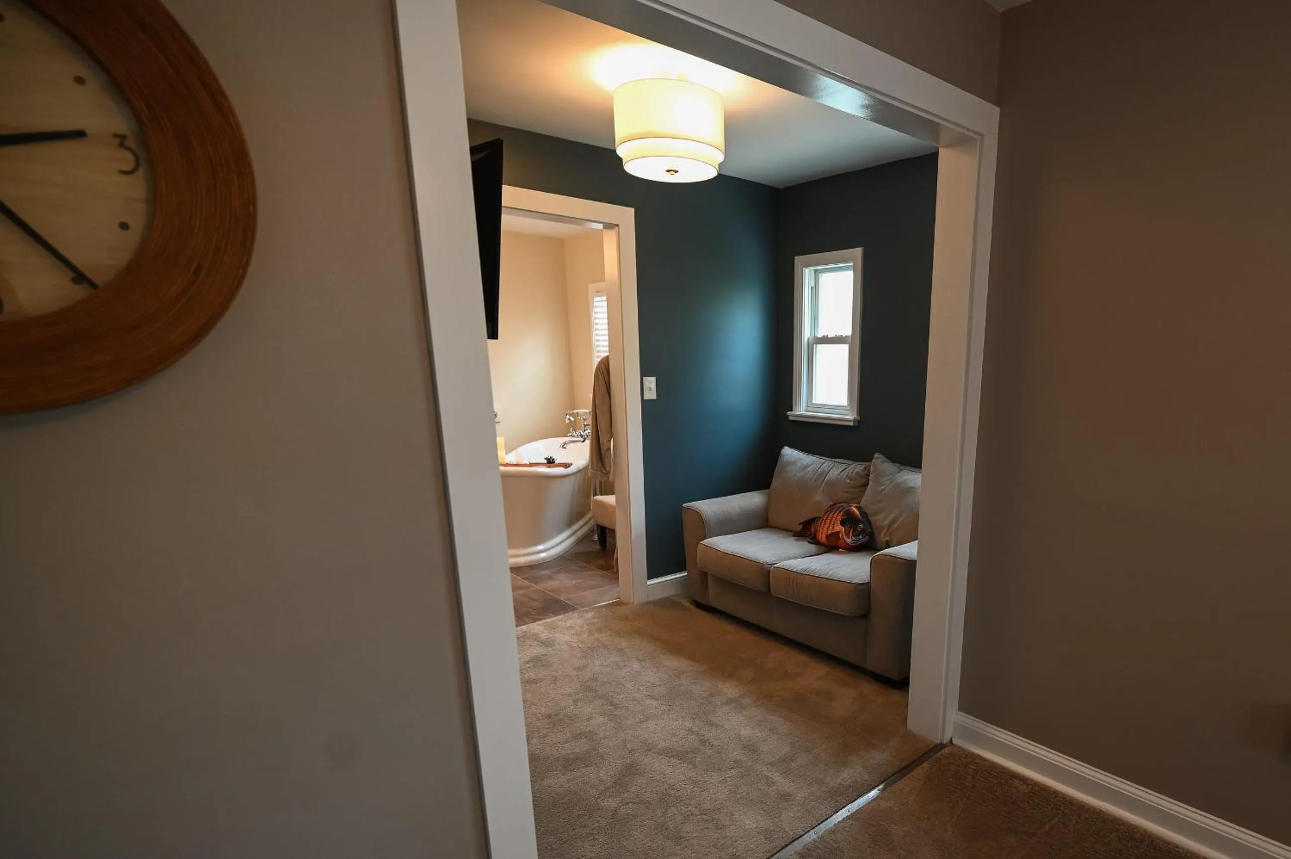 Seating area, Bed in The Lakehouse Inn Geneva