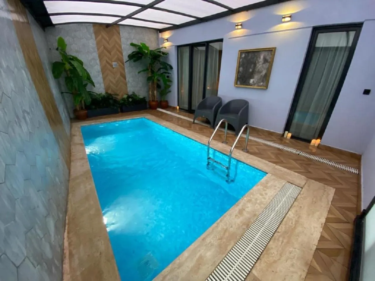 Swimming pool in Green Hills Suites
