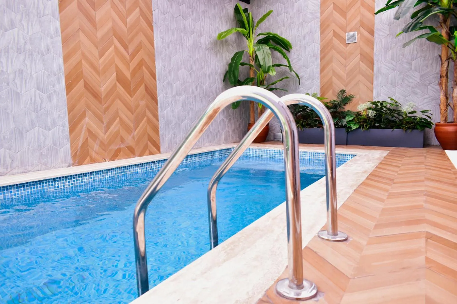 Suite with Private Pool in Green Hills Suites