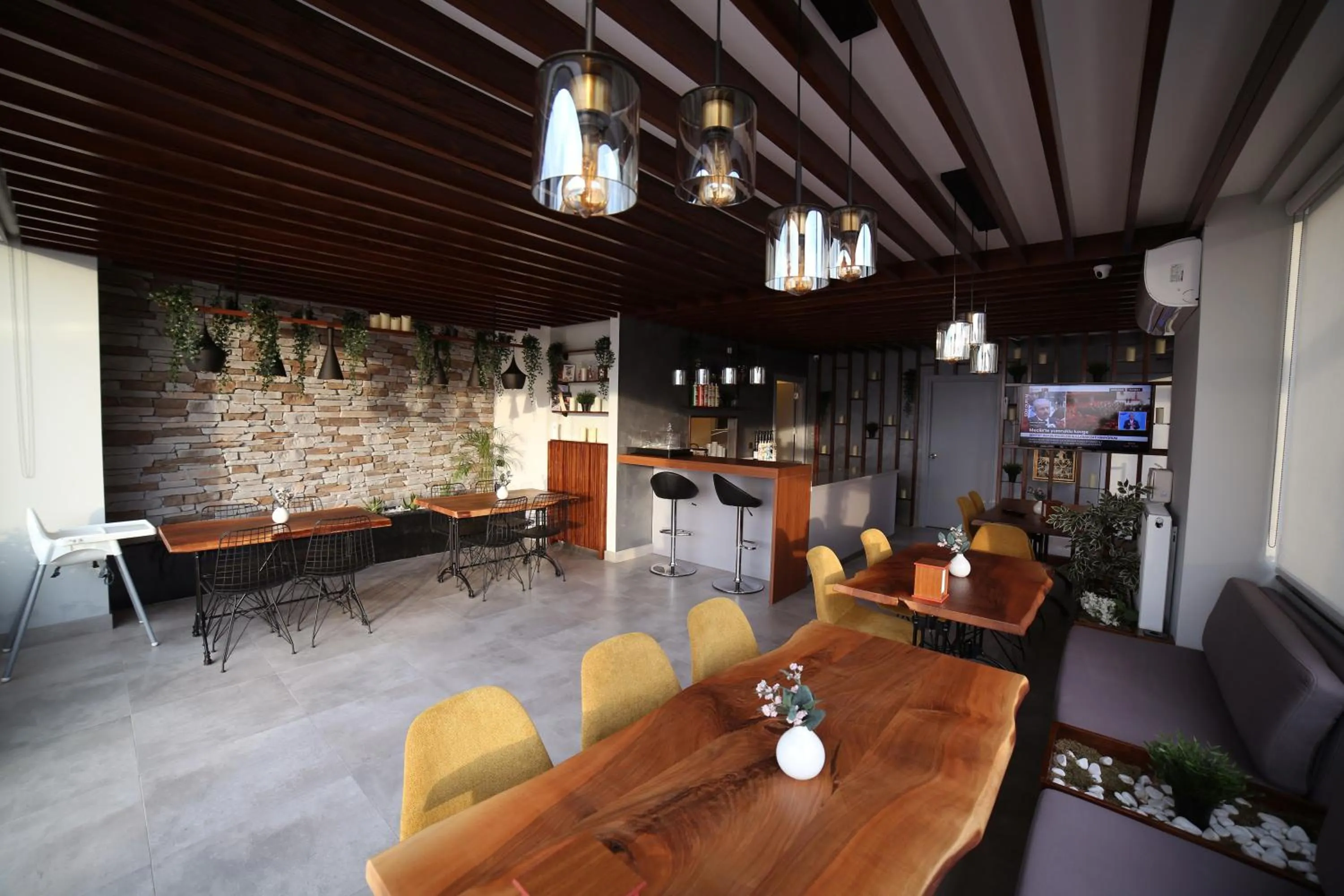 Restaurant/places to eat in Green Hills Suites