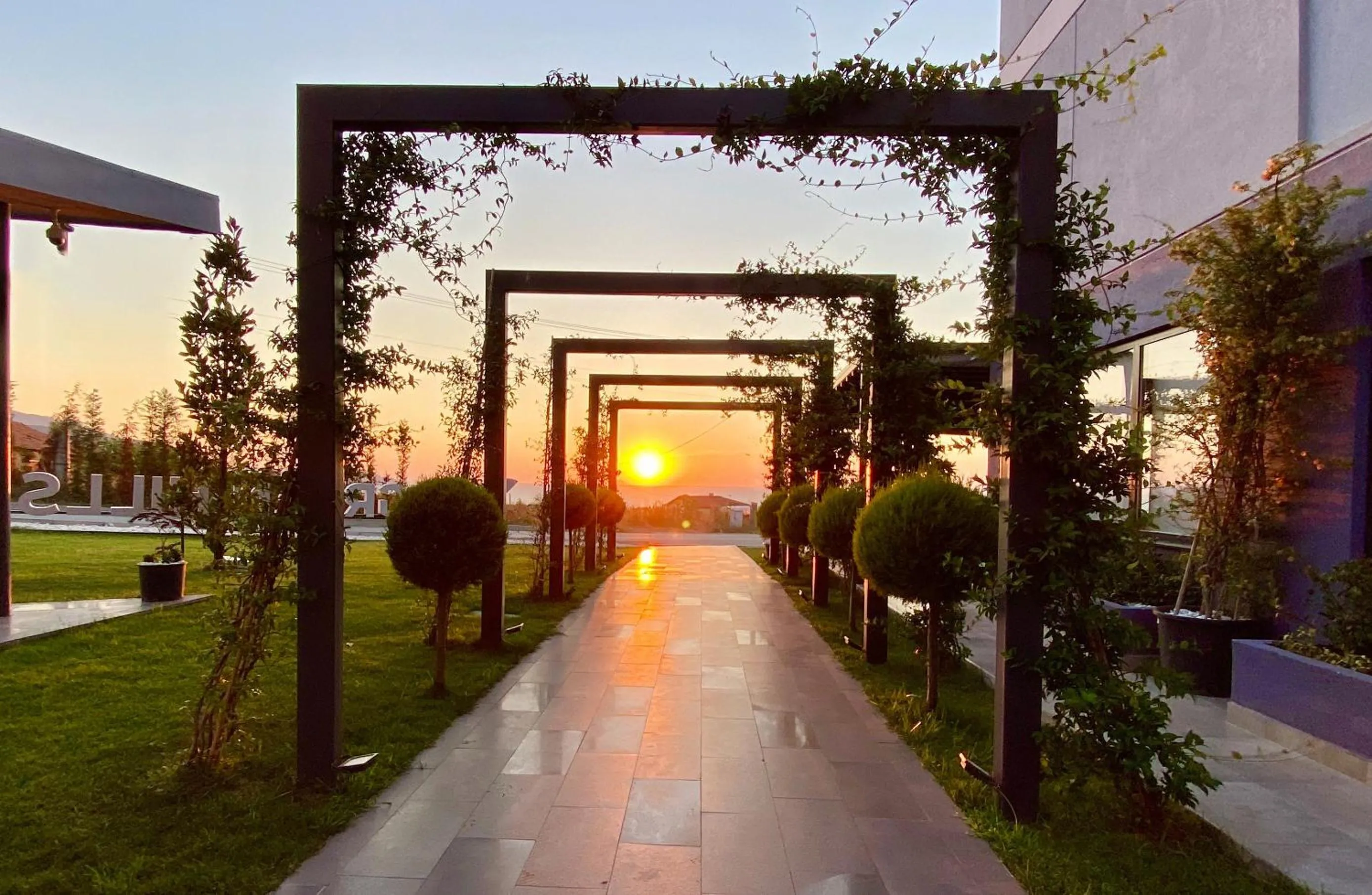 Facade/entrance in Green Hills Suites