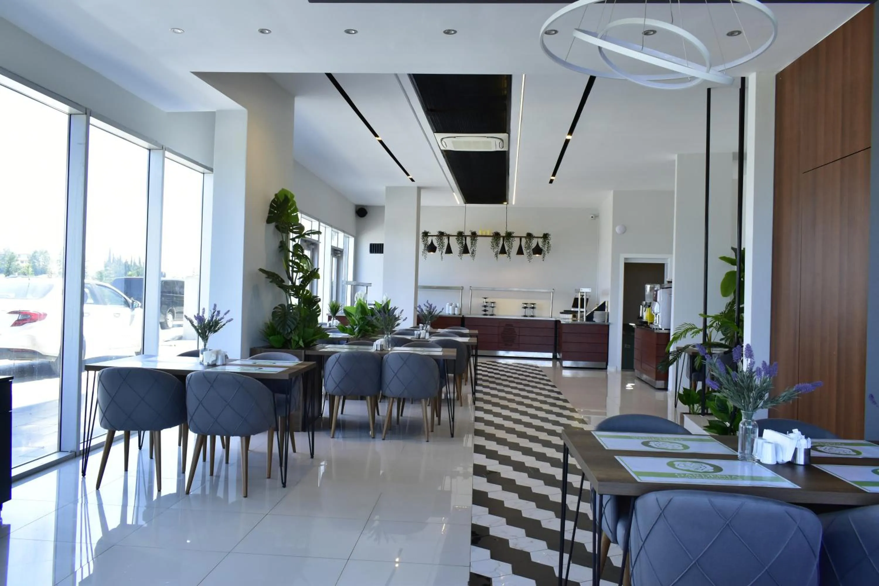 Restaurant/places to eat in Green Hills Suites