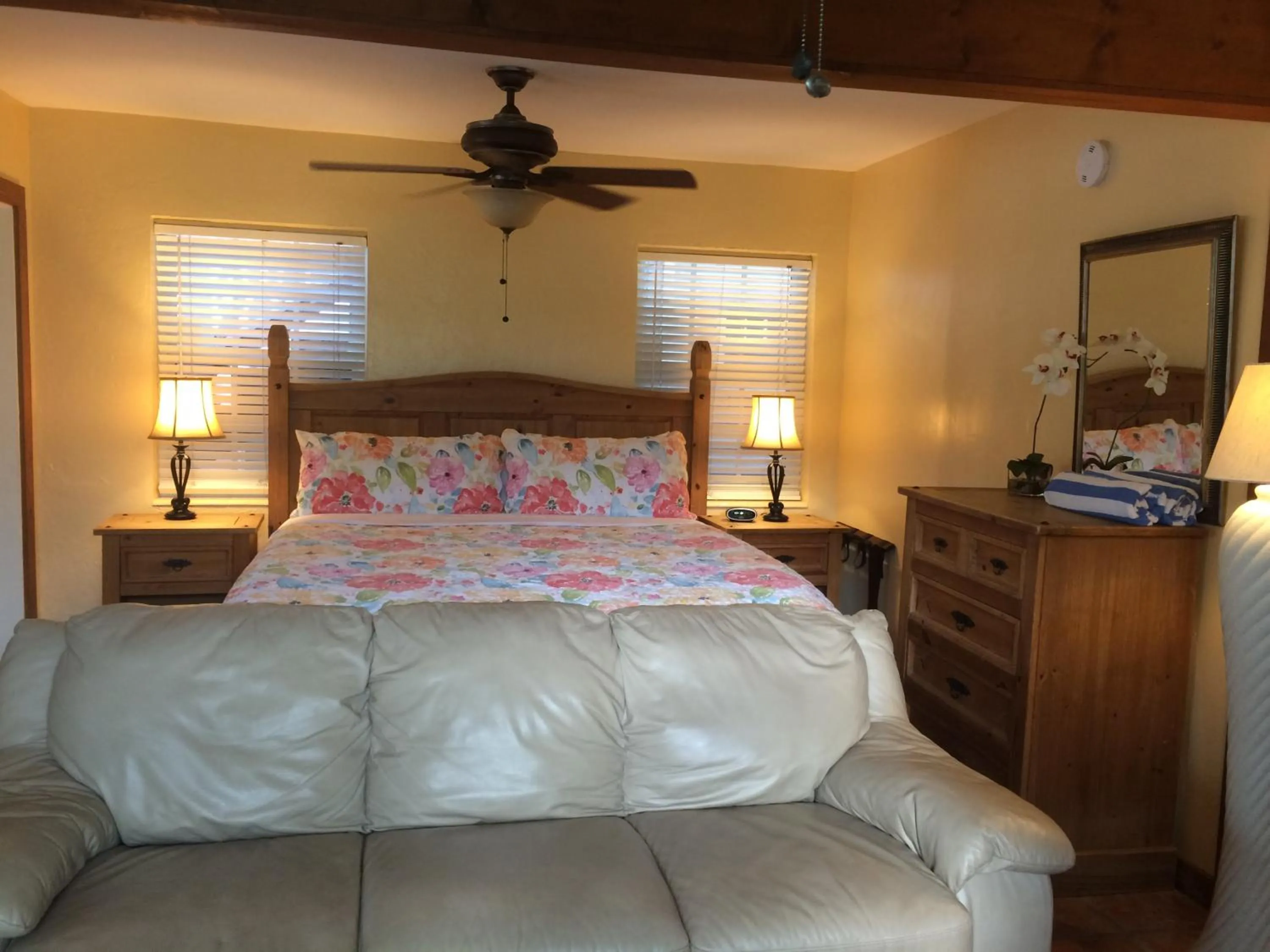 Bed in Courtney's Place Historic Cottages & Inns
