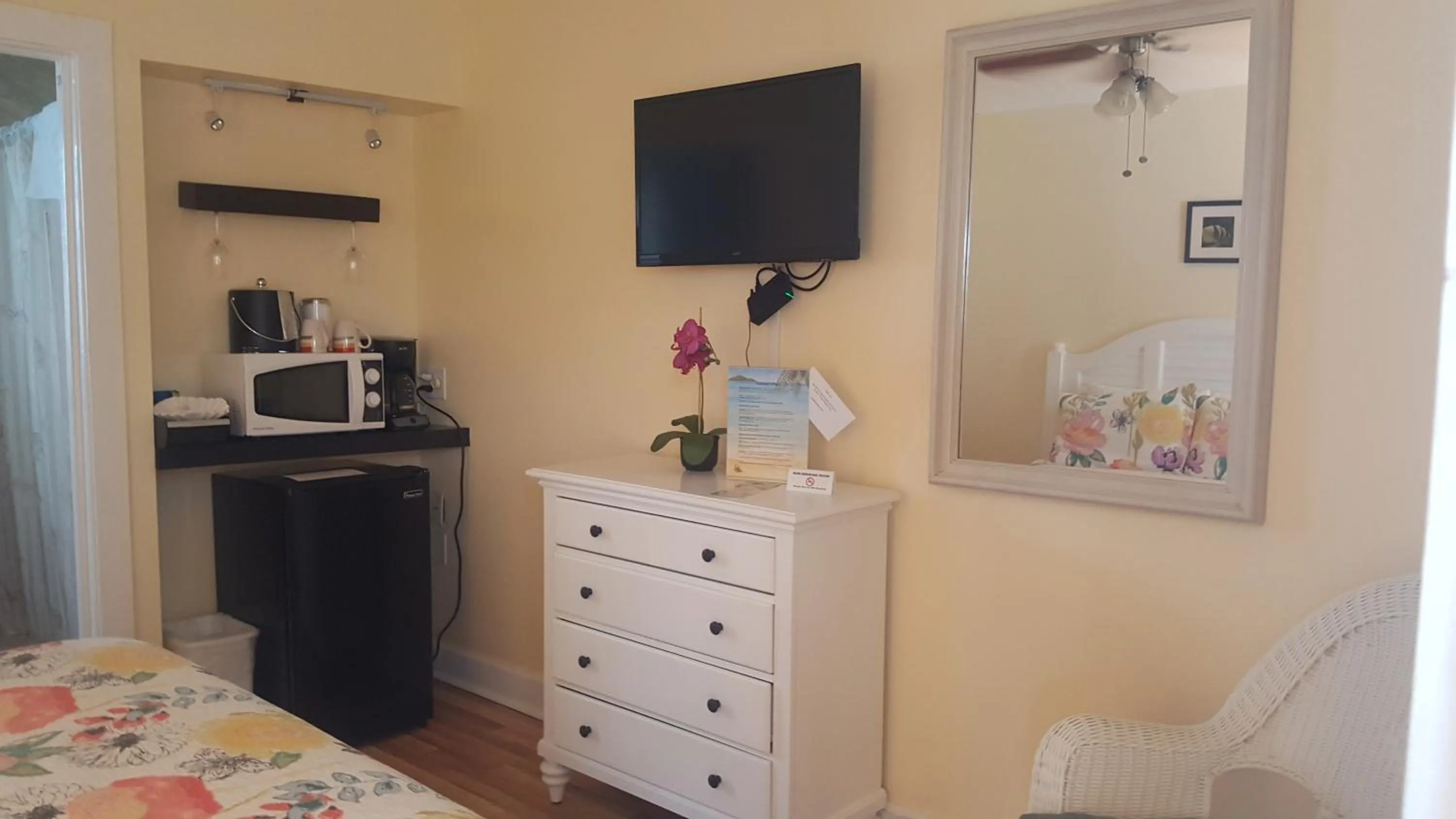 Bed in Courtney's Place Historic Cottages & Inns