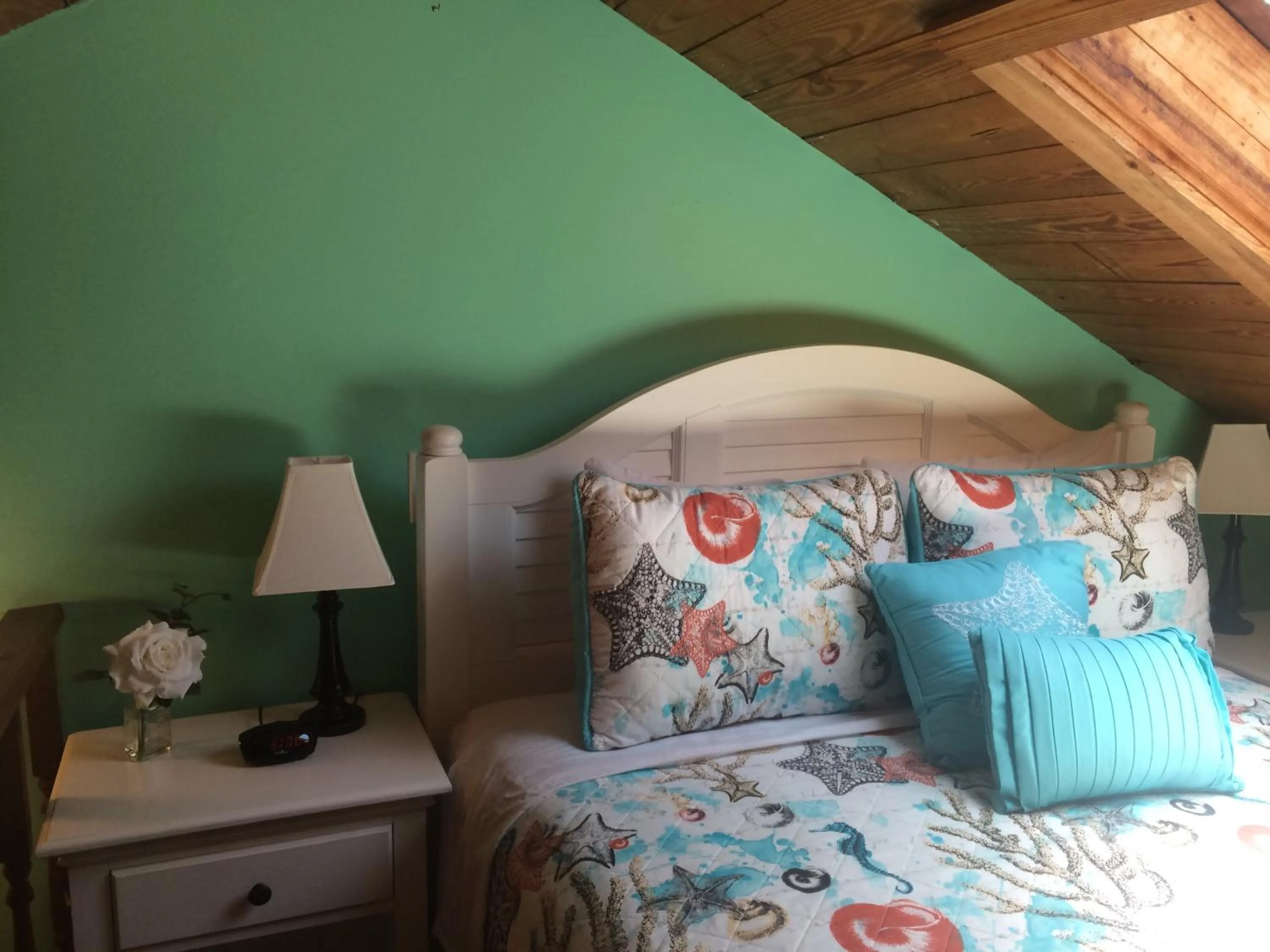 Bed in Courtney's Place Historic Cottages & Inns