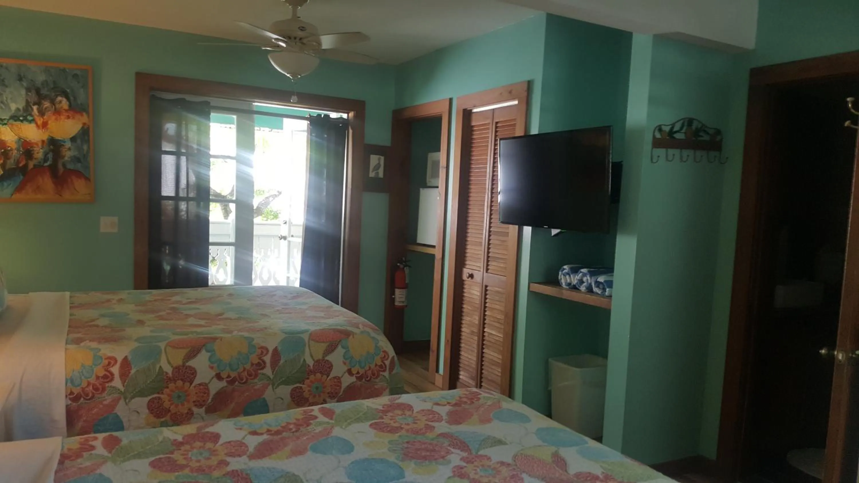 Bed in Courtney's Place Historic Cottages & Inns