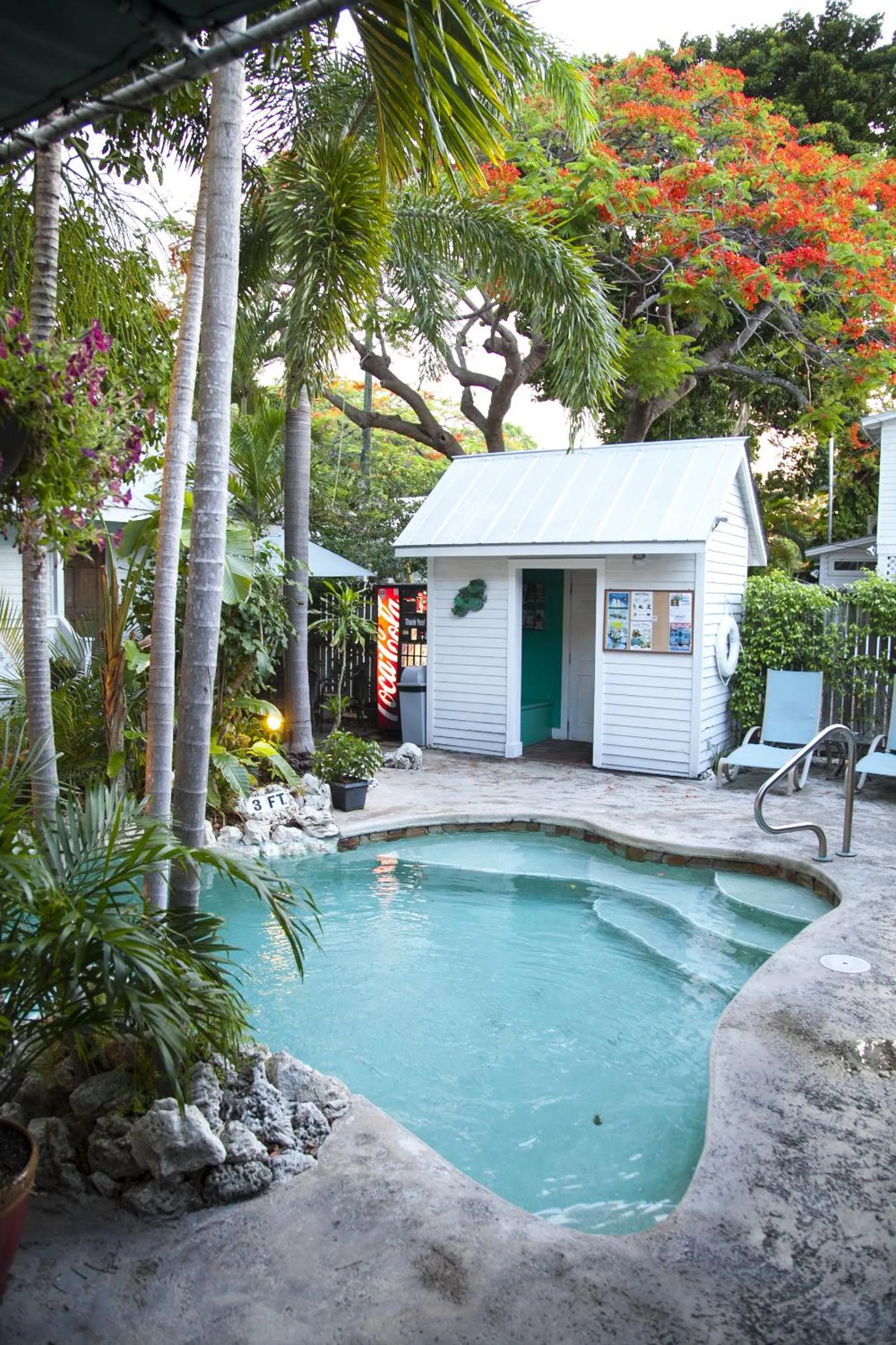 Swimming pool in Courtney's Place Historic Cottages & Inns