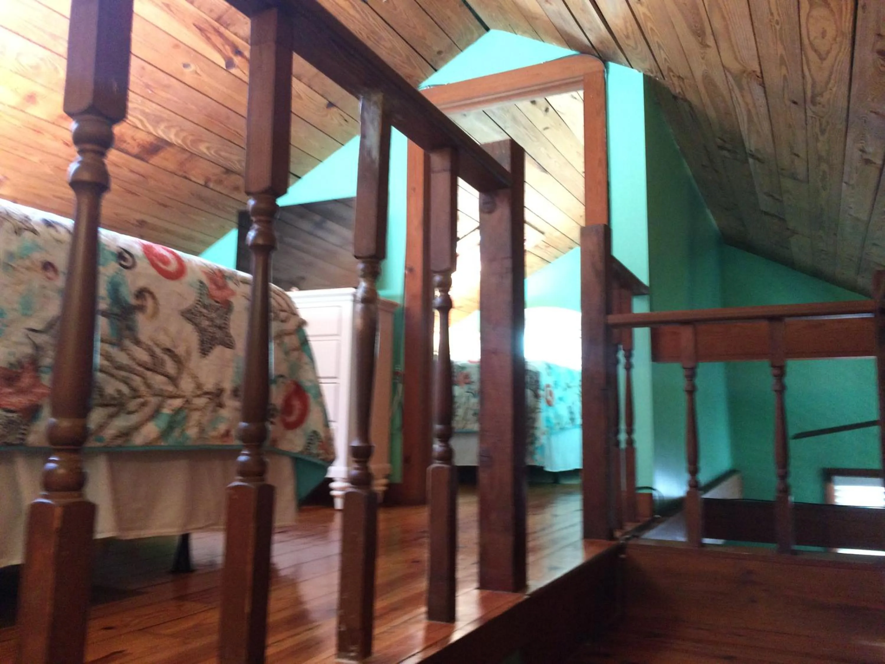 Bed in Courtney's Place Historic Cottages & Inns