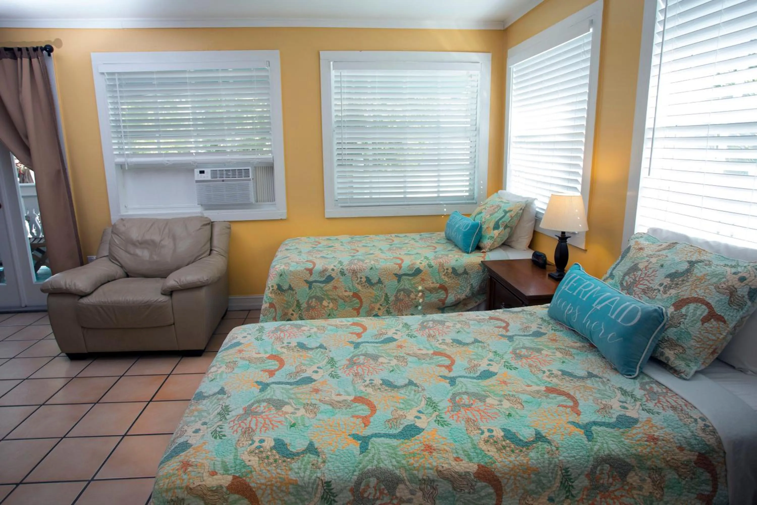 Bed in Courtney's Place Historic Cottages & Inns