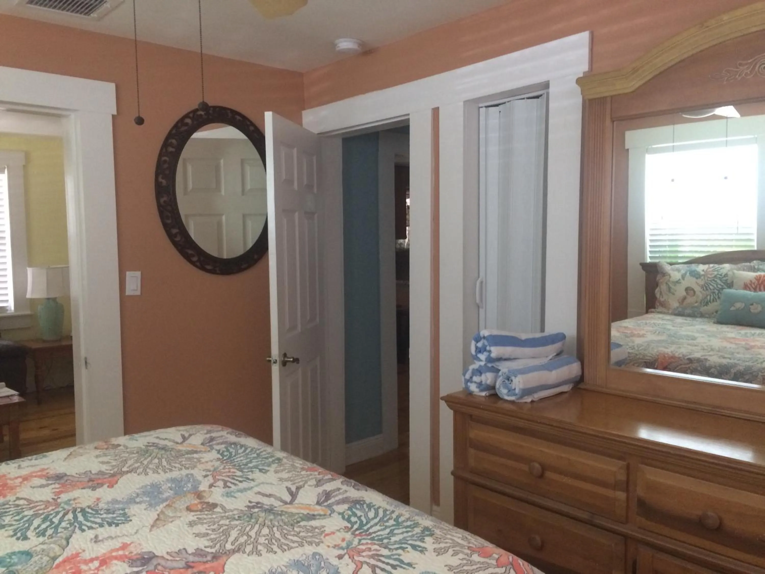 Bed in Courtney's Place Historic Cottages & Inns