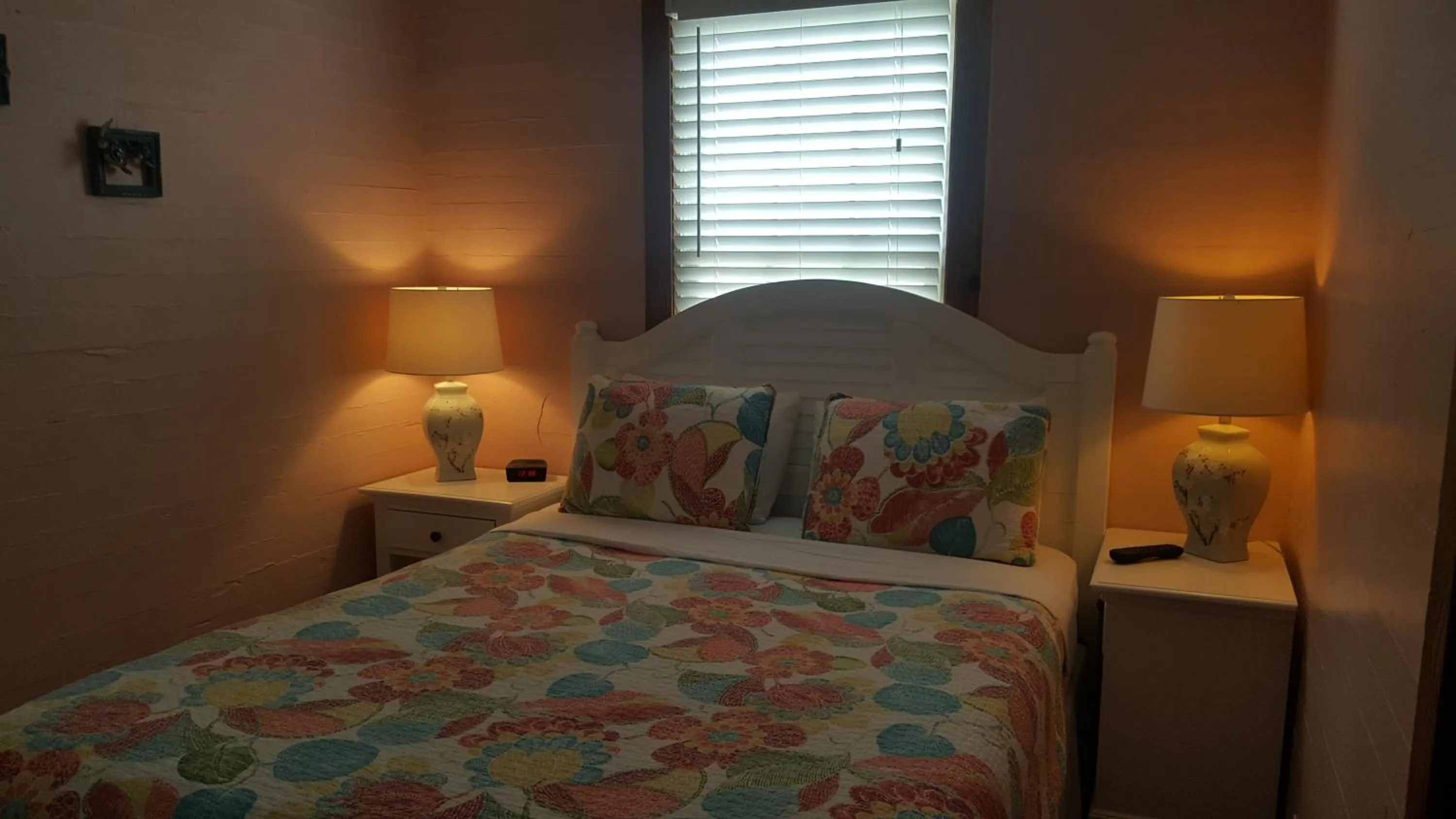 Bed in Courtney's Place Historic Cottages & Inns