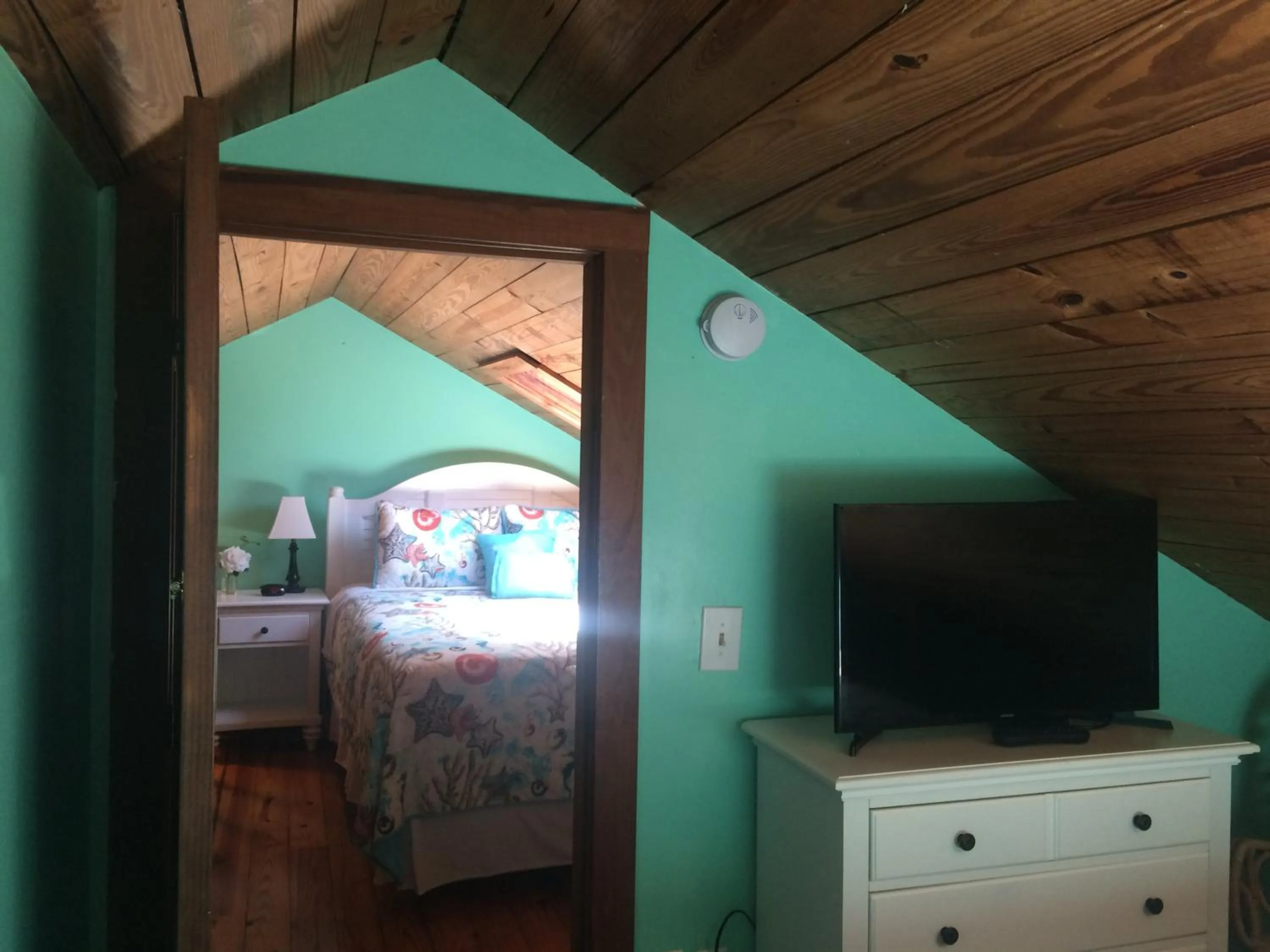 Bed in Courtney's Place Historic Cottages & Inns