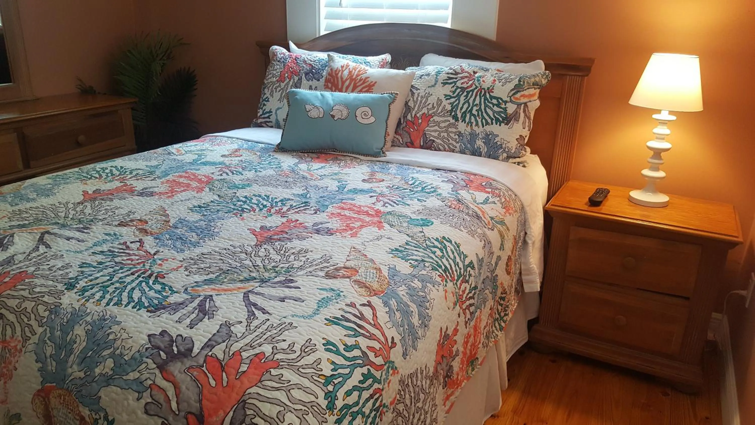 Bed in Courtney's Place Historic Cottages & Inns