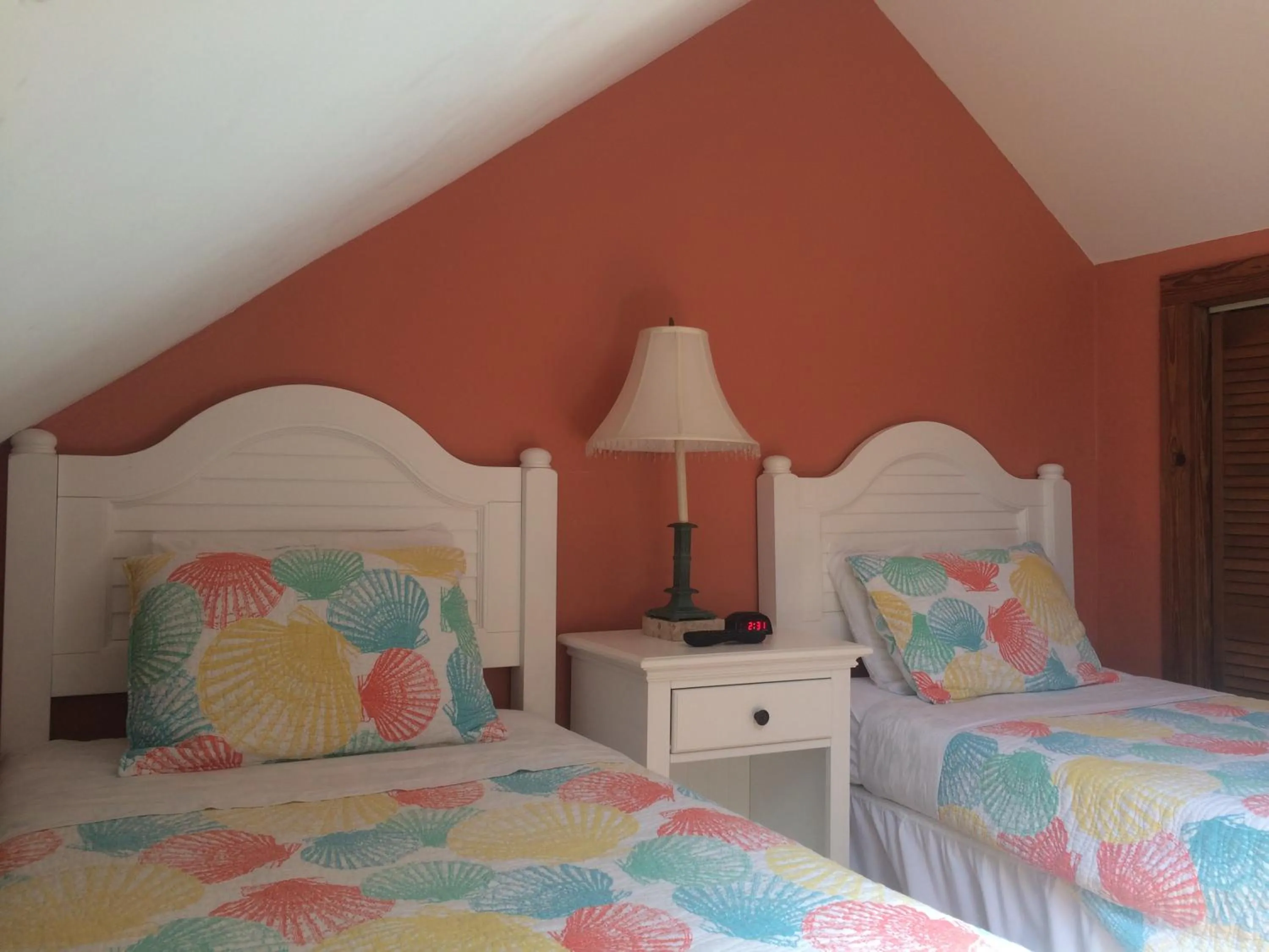 Bed in Courtney's Place Historic Cottages & Inns