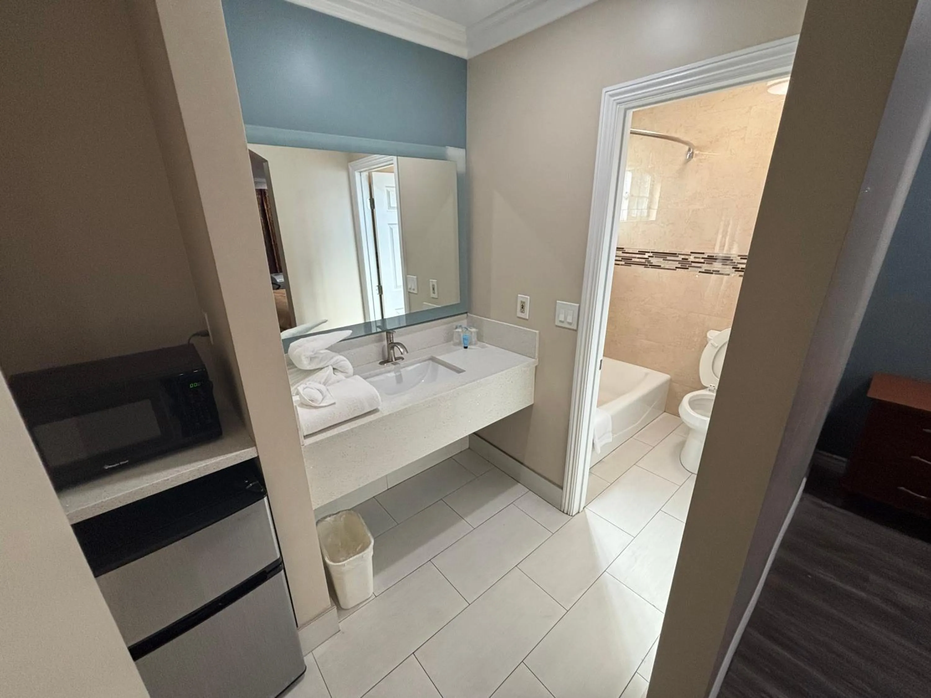 Bathroom in Economy Inn - Burbank Airport