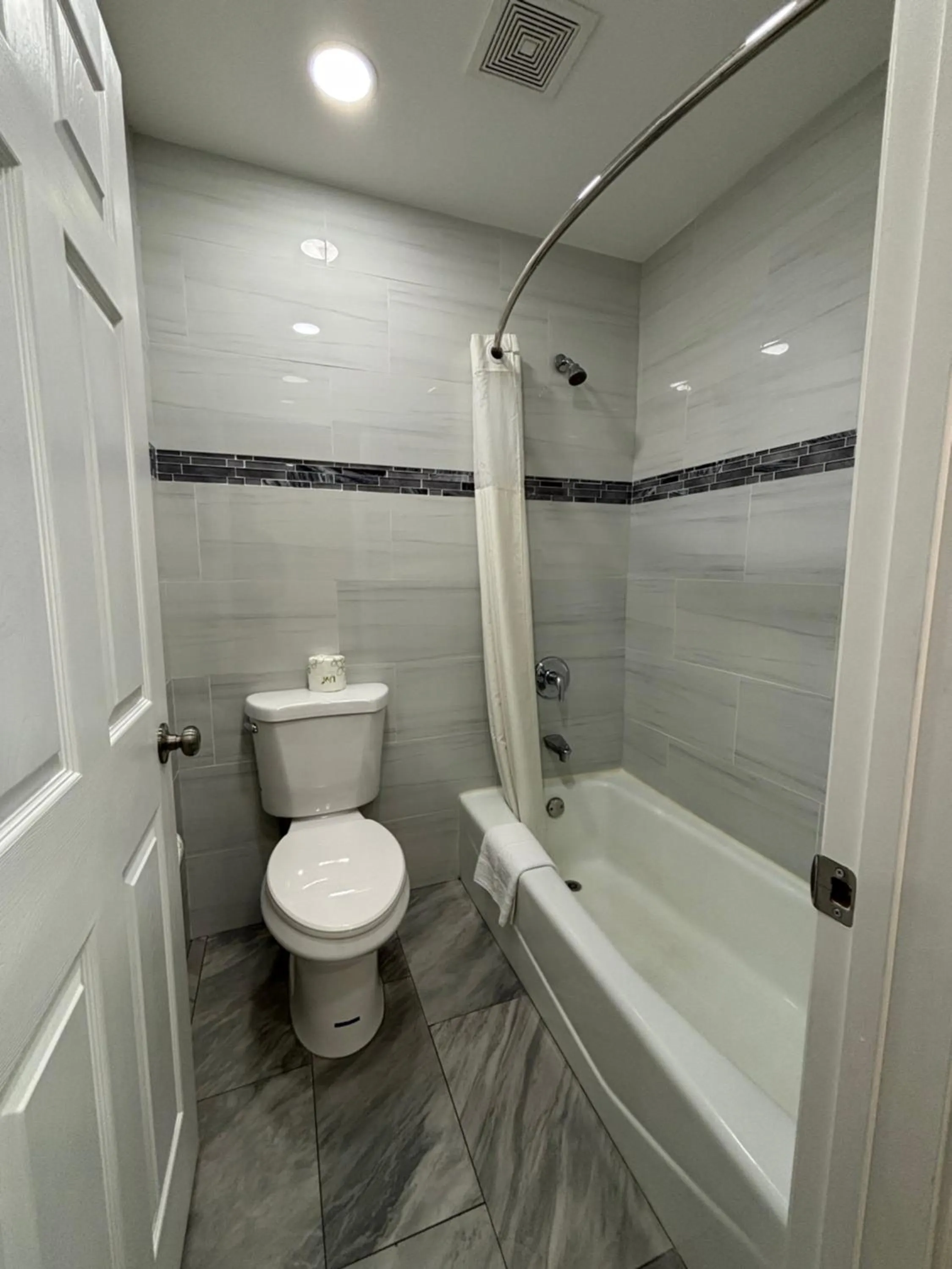 Toilet in Economy Inn - Burbank Airport