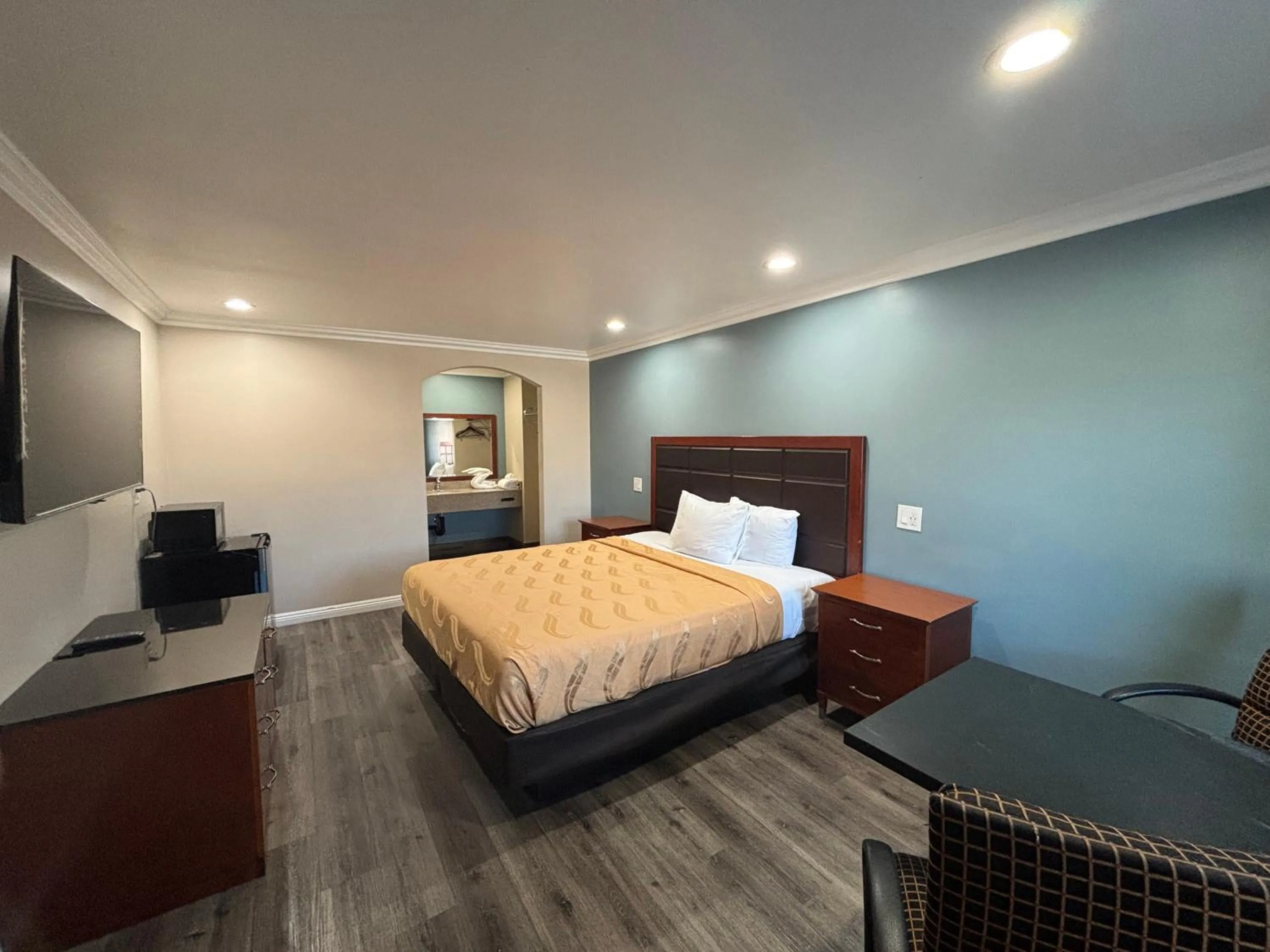 Bed in Economy Inn - Burbank Airport