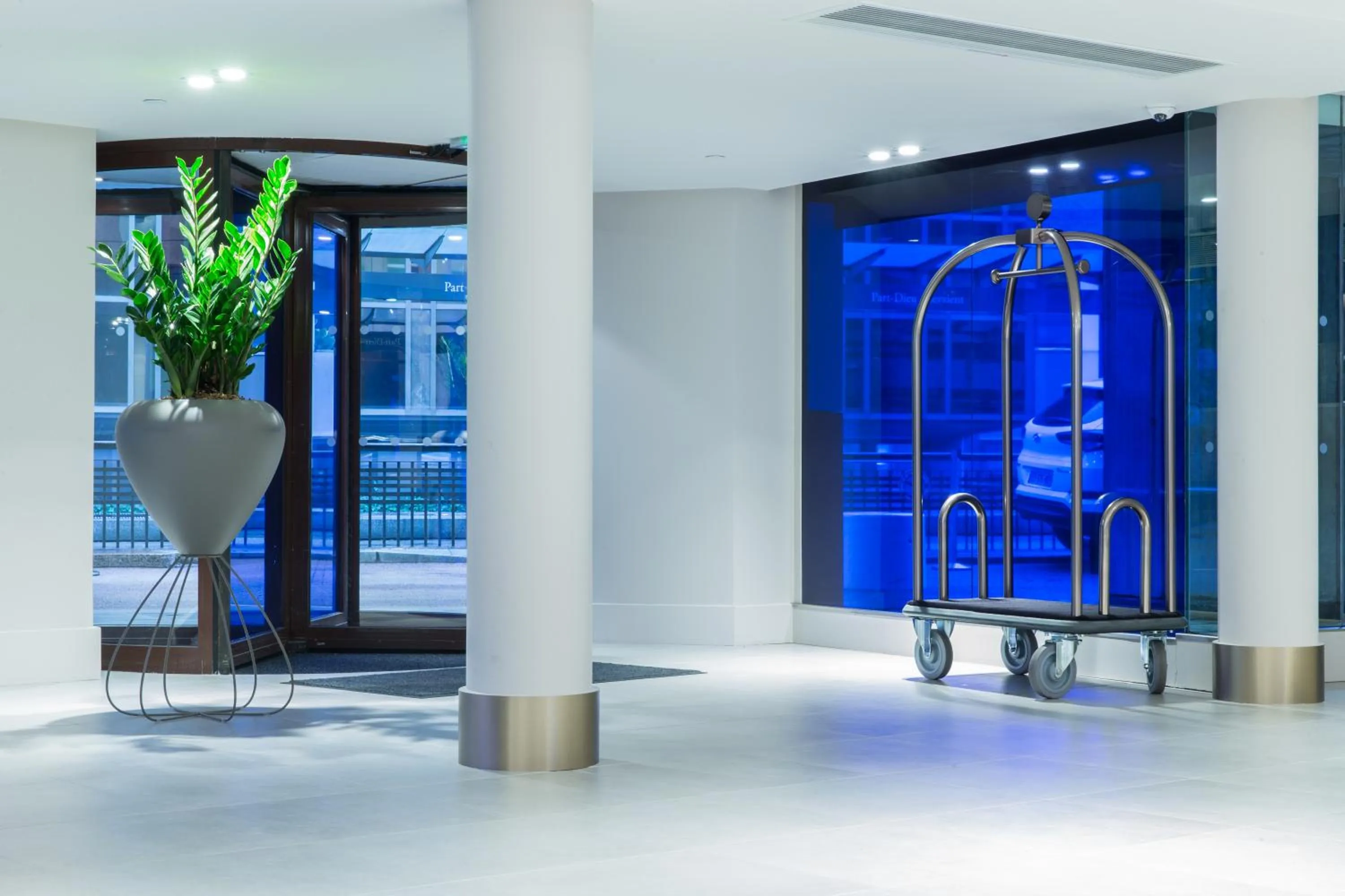 Lounge or bar in Radisson Blu Hotel, Lyon