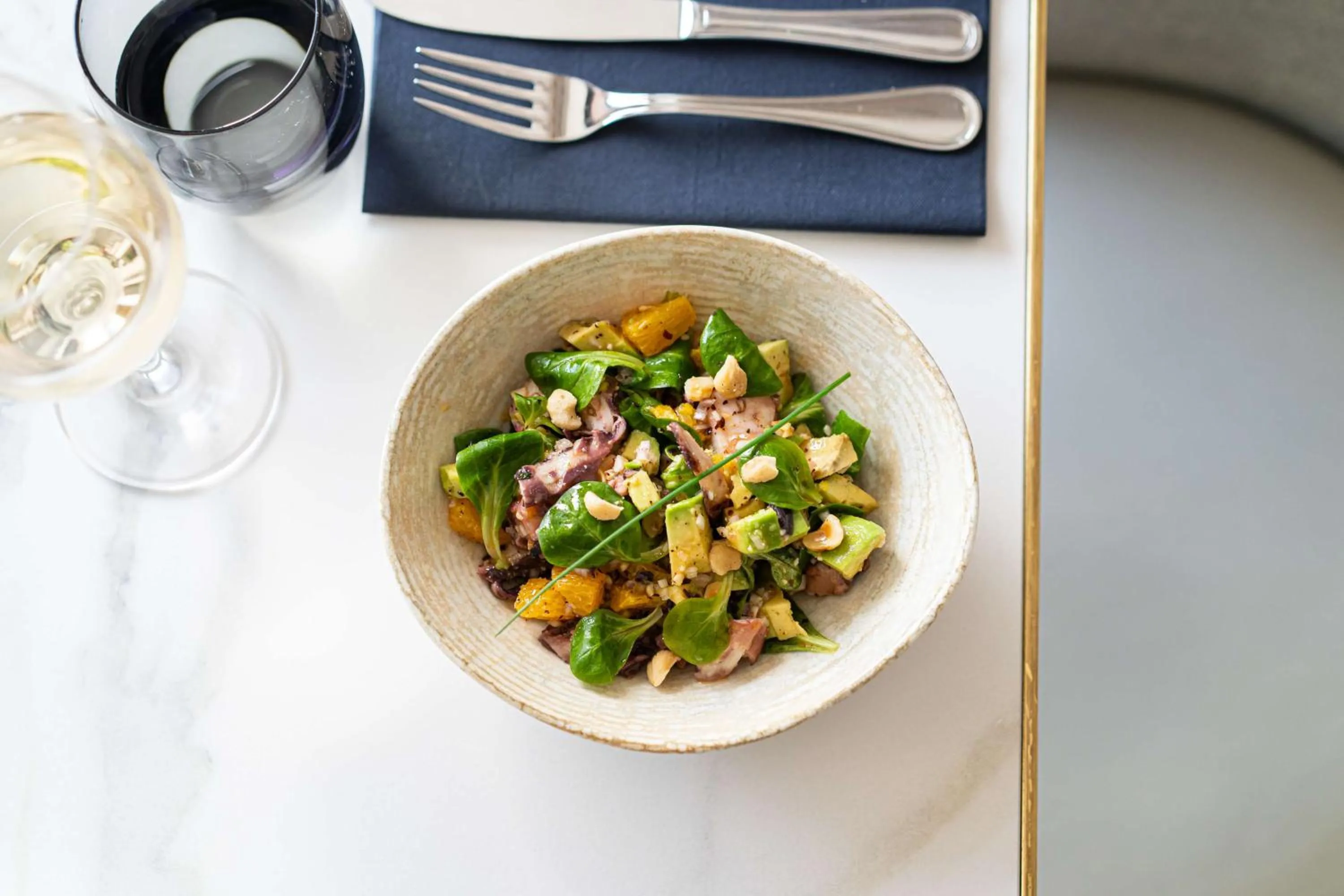 Lounge or bar in Radisson Blu Hotel, Lyon