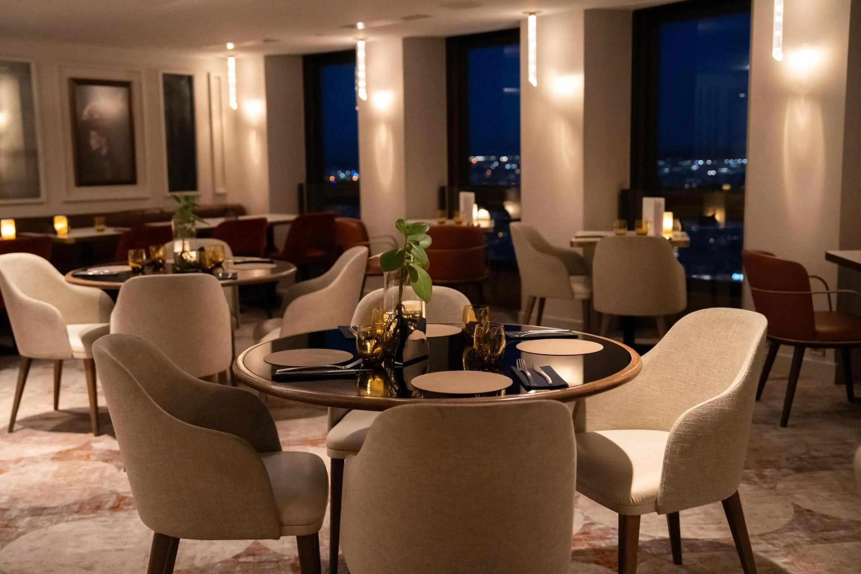 Lounge or bar in Radisson Blu Hotel, Lyon