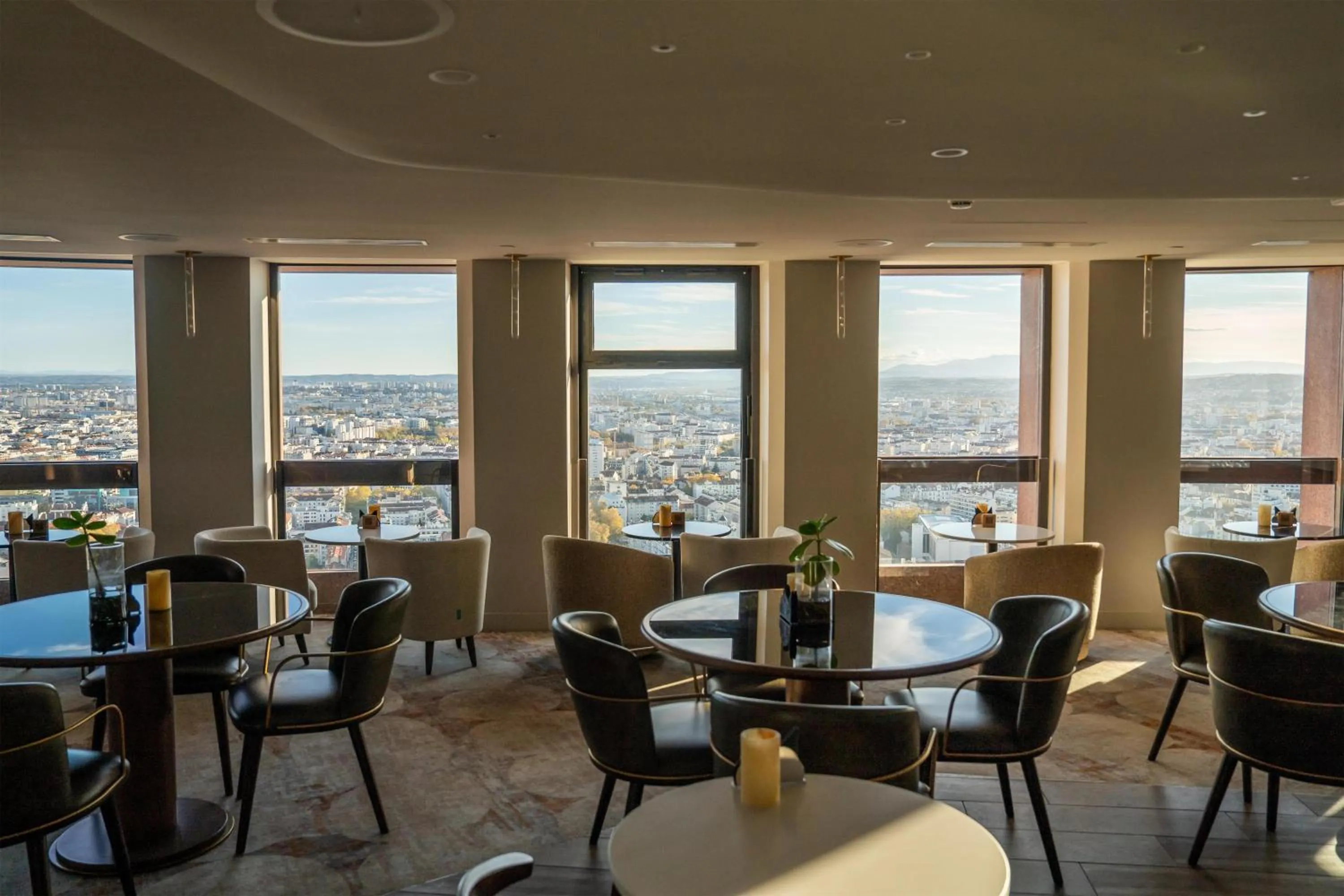 Lounge or bar in Radisson Blu Hotel, Lyon