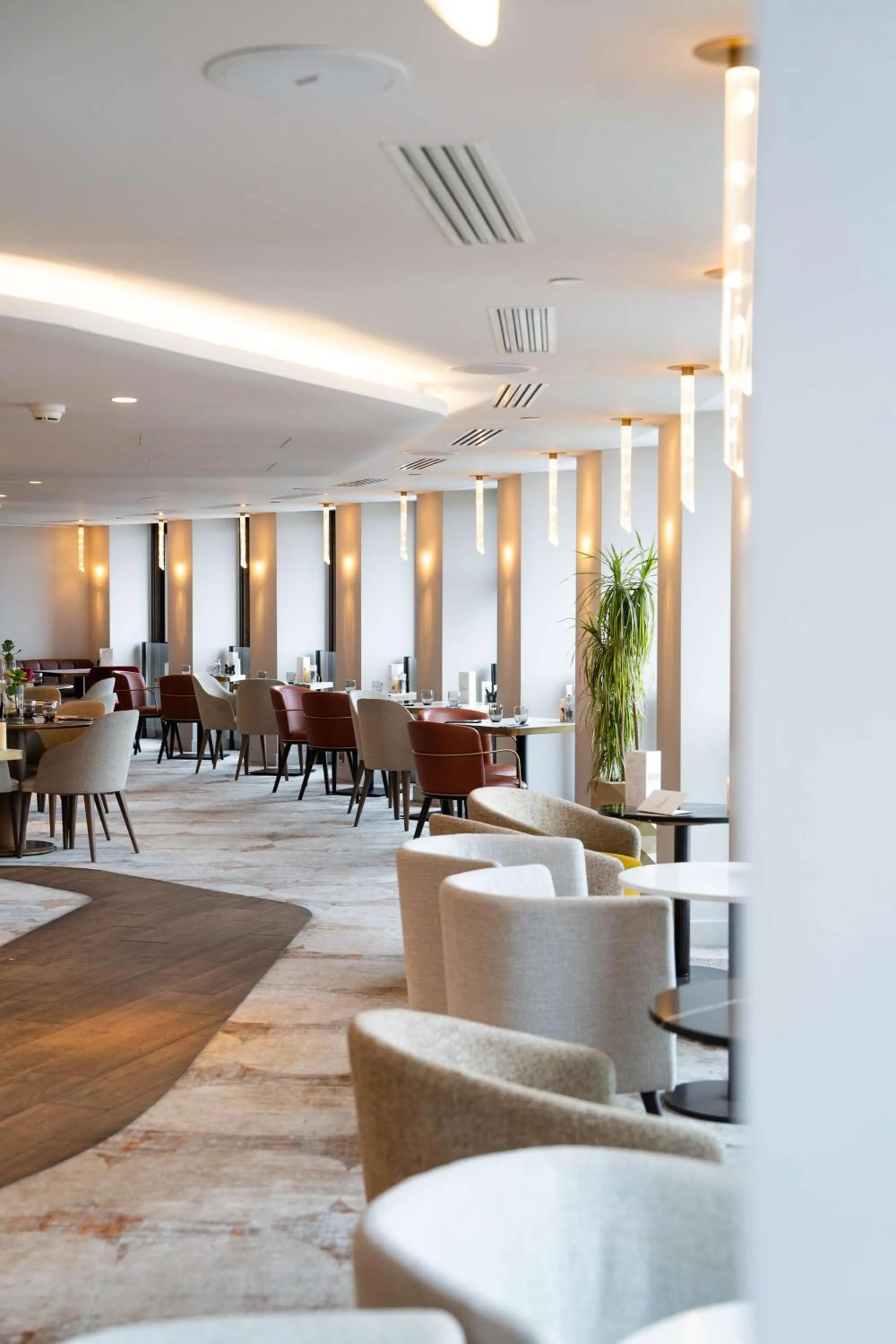 Lounge or bar in Radisson Blu Hotel, Lyon