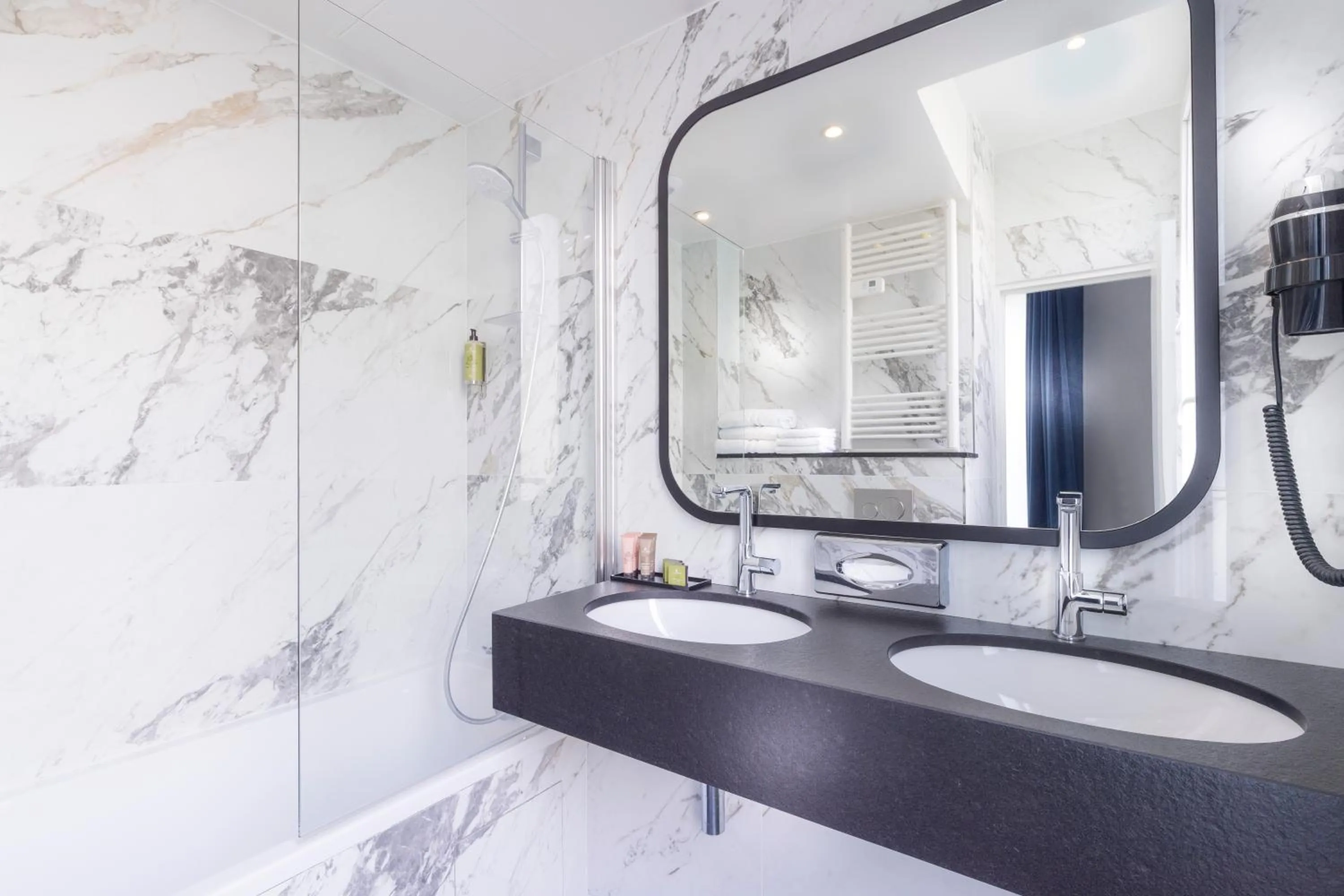 Bathroom in Hôtel Du Bois Champs-Elysées