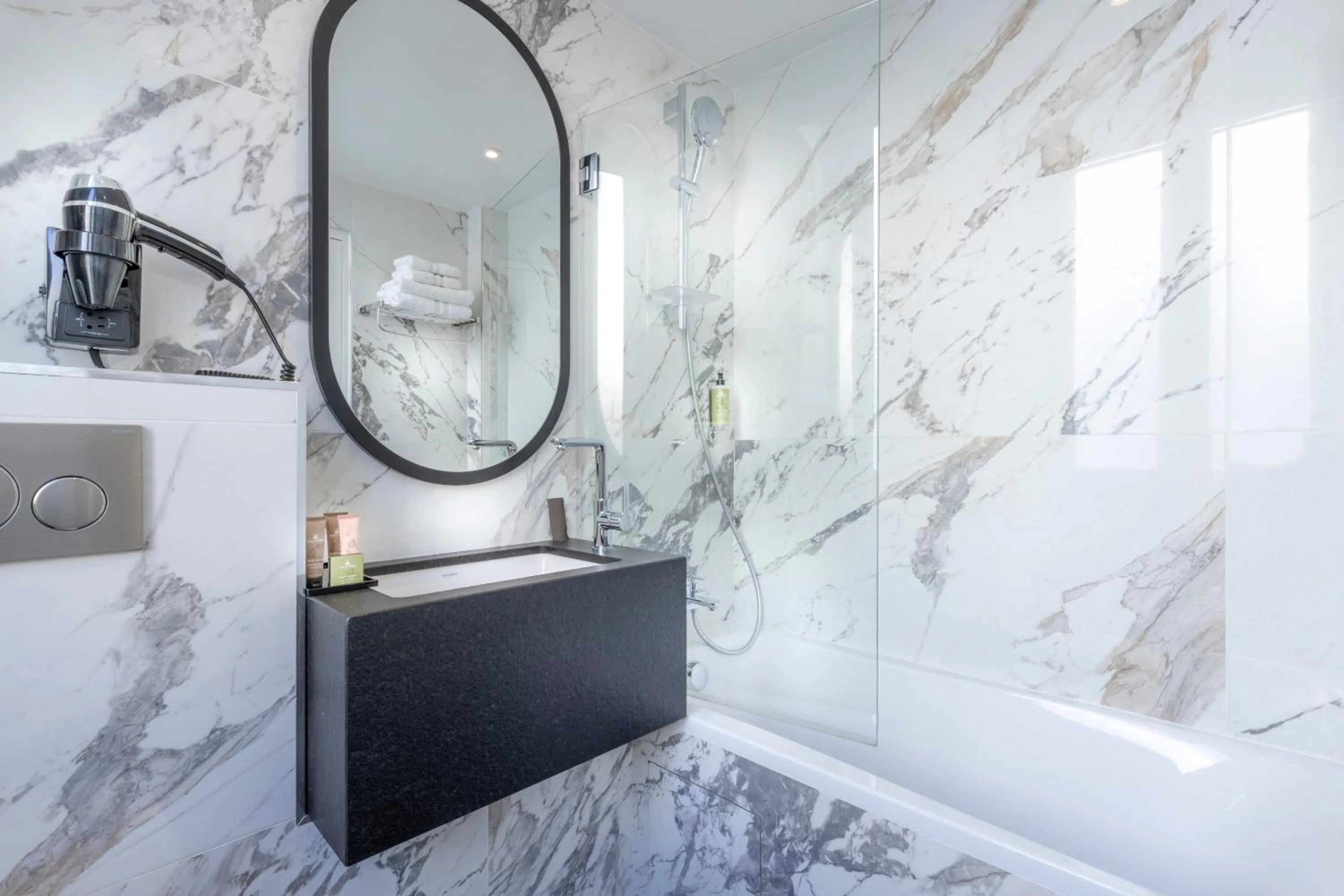 Bathroom in Hôtel Du Bois Champs-Elysées